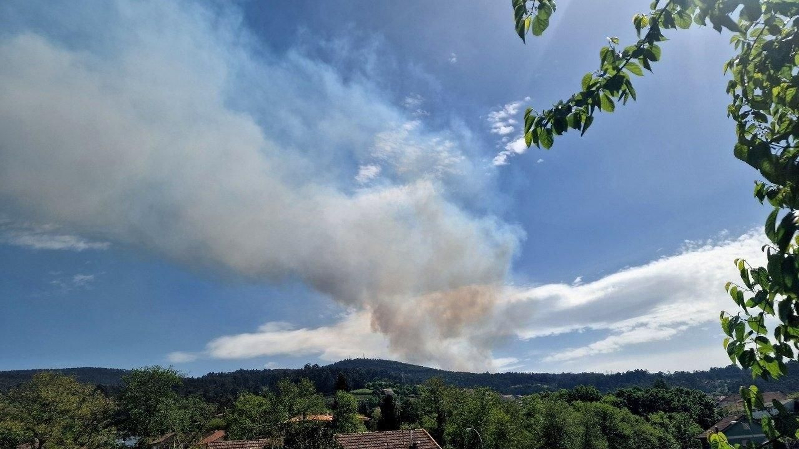 Galería | Las llamas devoran el monte Galleiro, entre Mos, Ponteareas y Pazos de Borbén