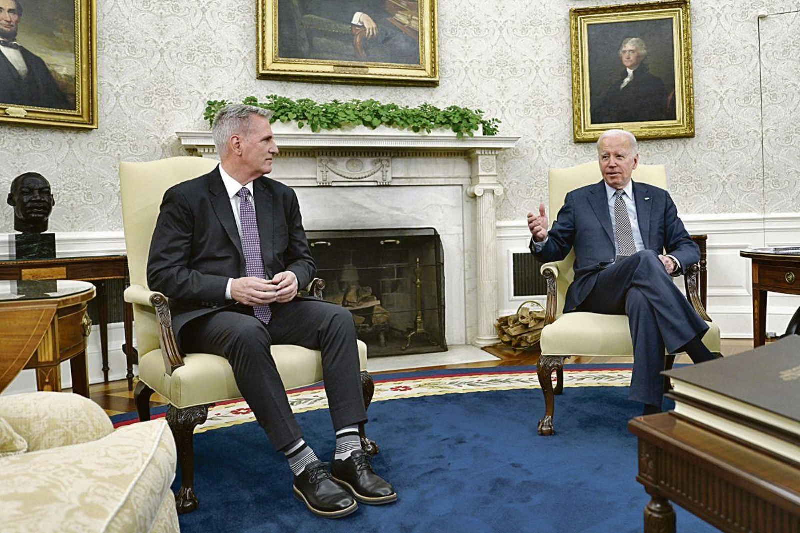 Reunión entre el presidente de EEUU, Joe Biden, y el presidente de la Cámara de Representantes, Kevin McCarthy.