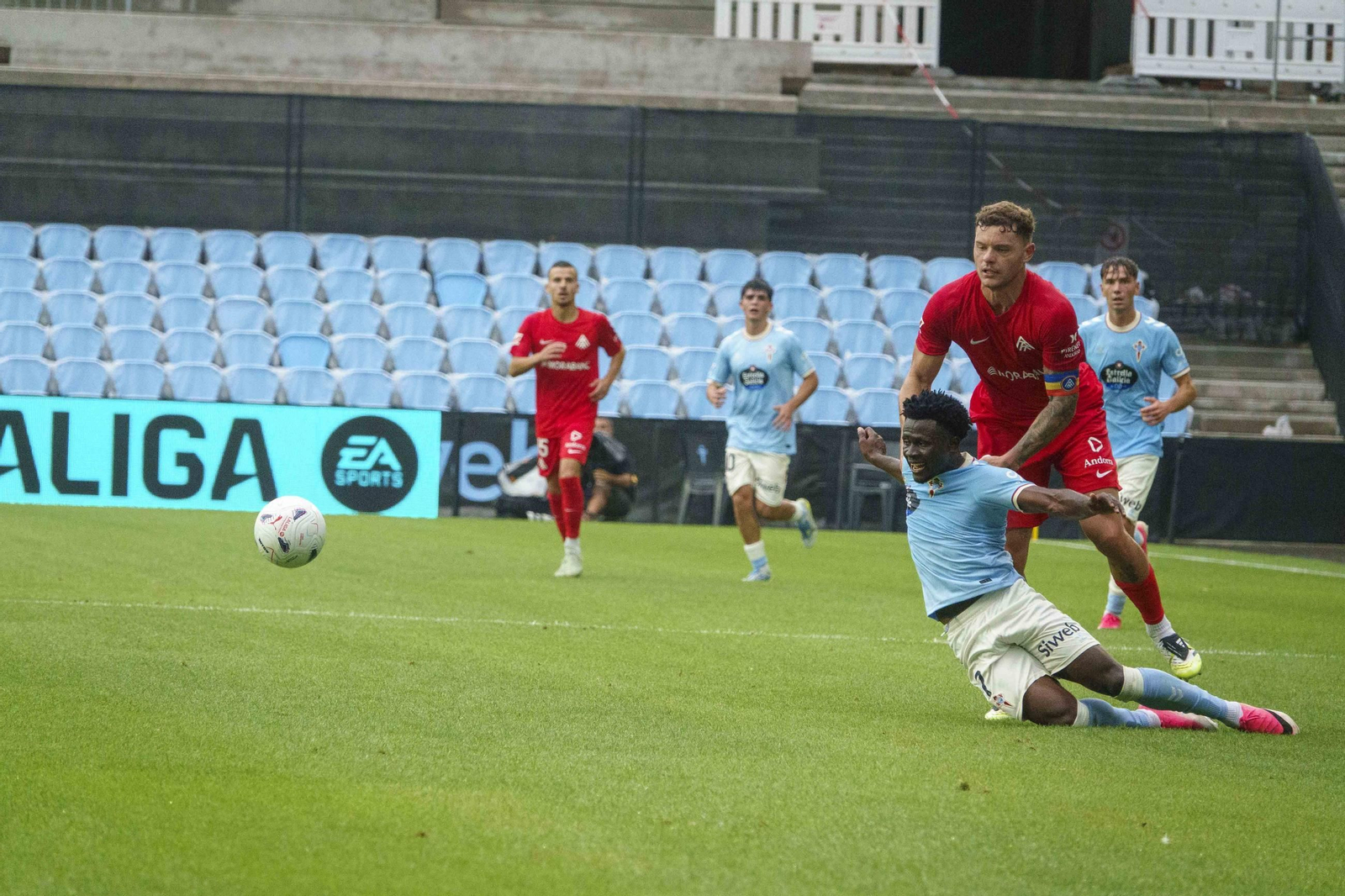 Galería | El Celta Fortuna se estrena como local en Segunda División