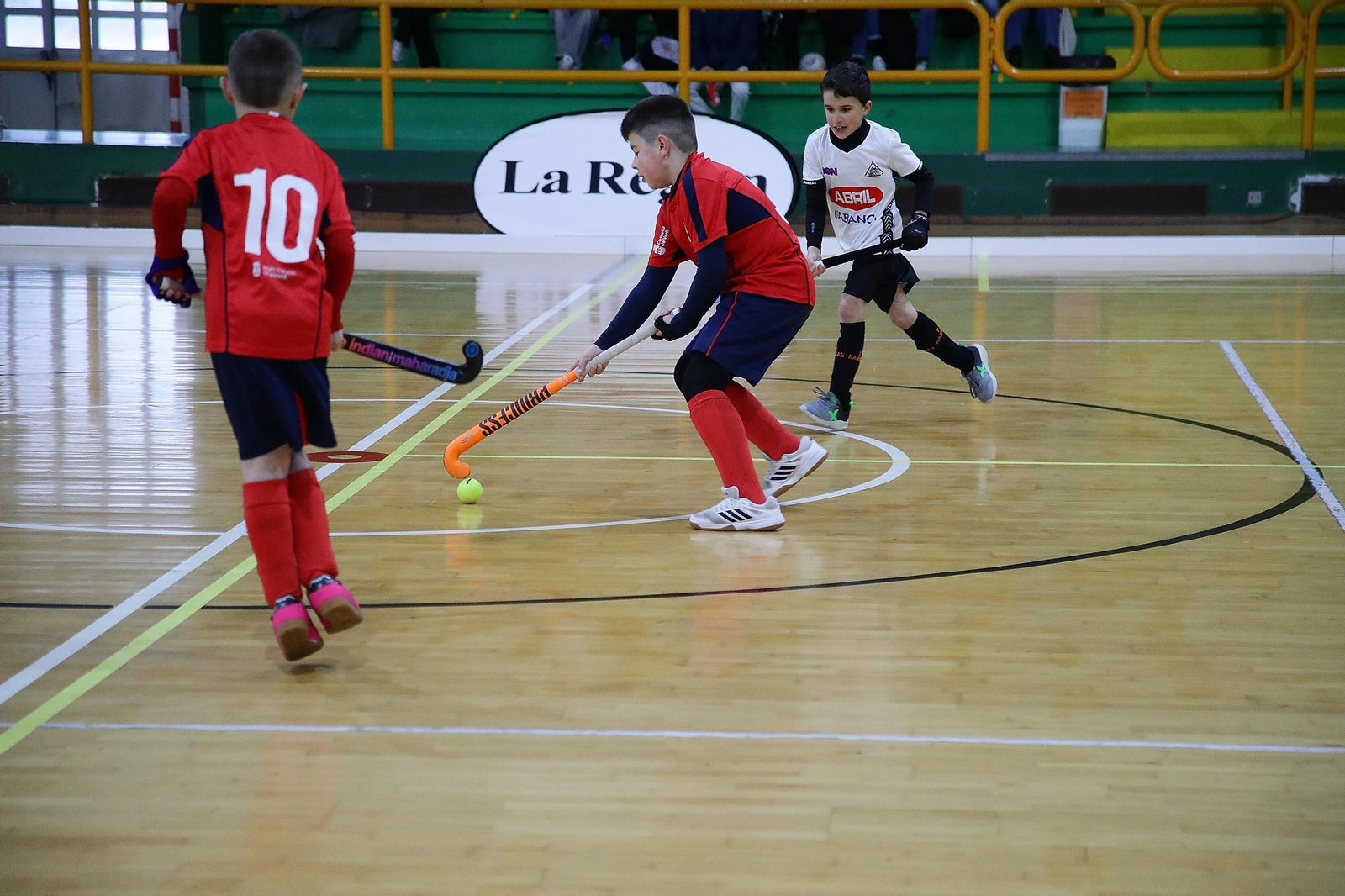 Galería | La cantera del hockey sala ourensano disfruta de una jornada de competición con +Deporte La Región