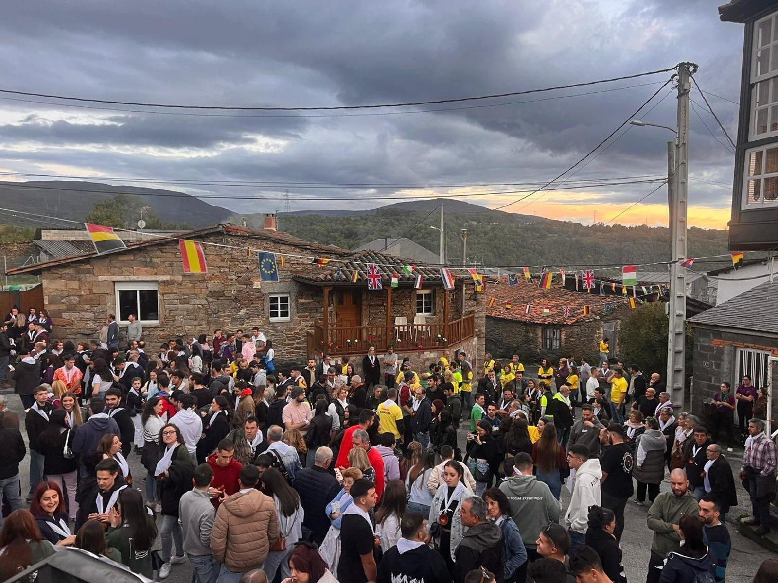 Plaza del pueblo repleta de asistentes a la fiesta de la vendimia de Punxeiro