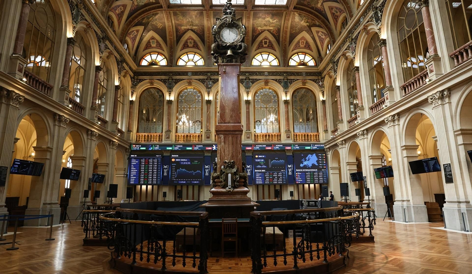 Paneles con la cotización de las empresas del Ibex.