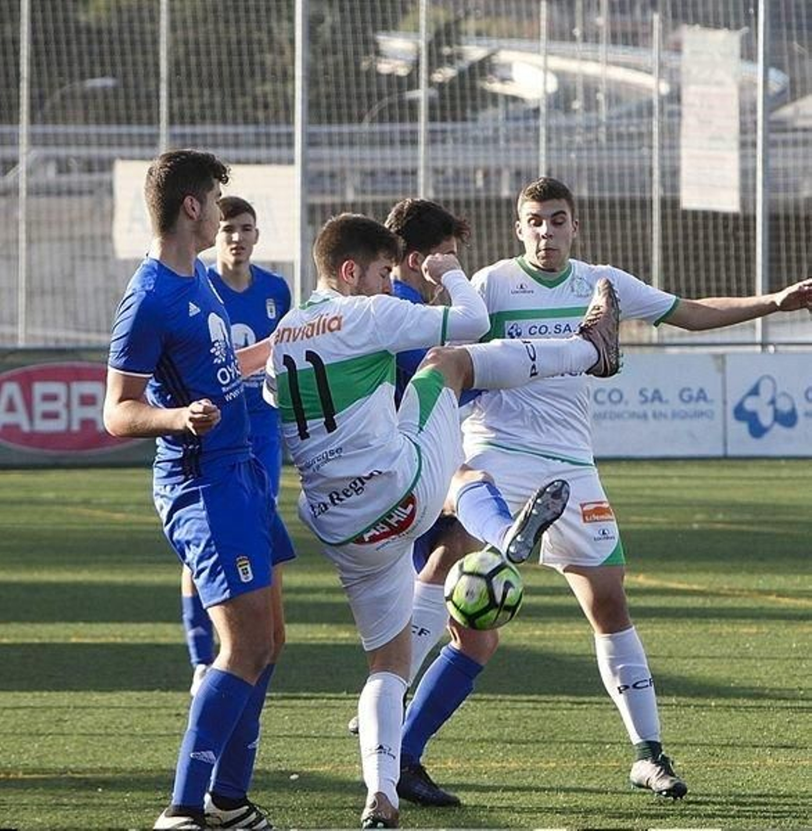 Rivero trata de golpear el balón.