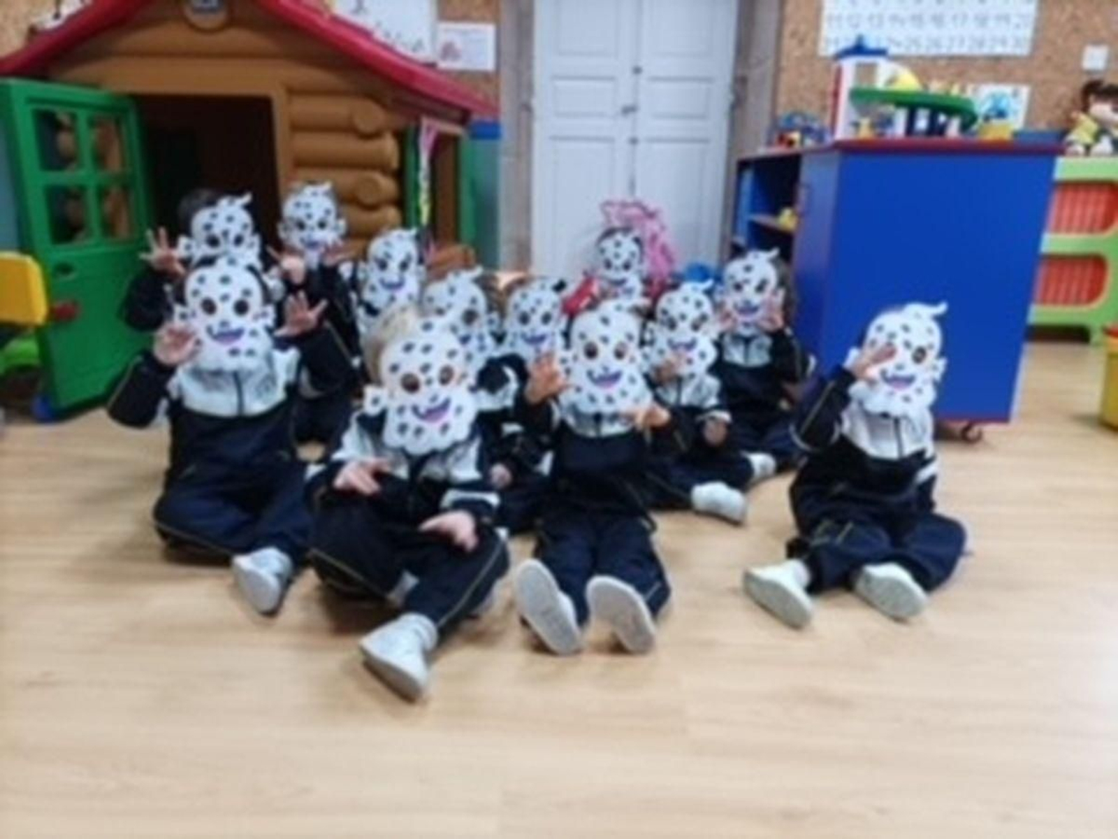 Carmelitas. Os peques elaboraron unhas máscaras fantasmagóricas.