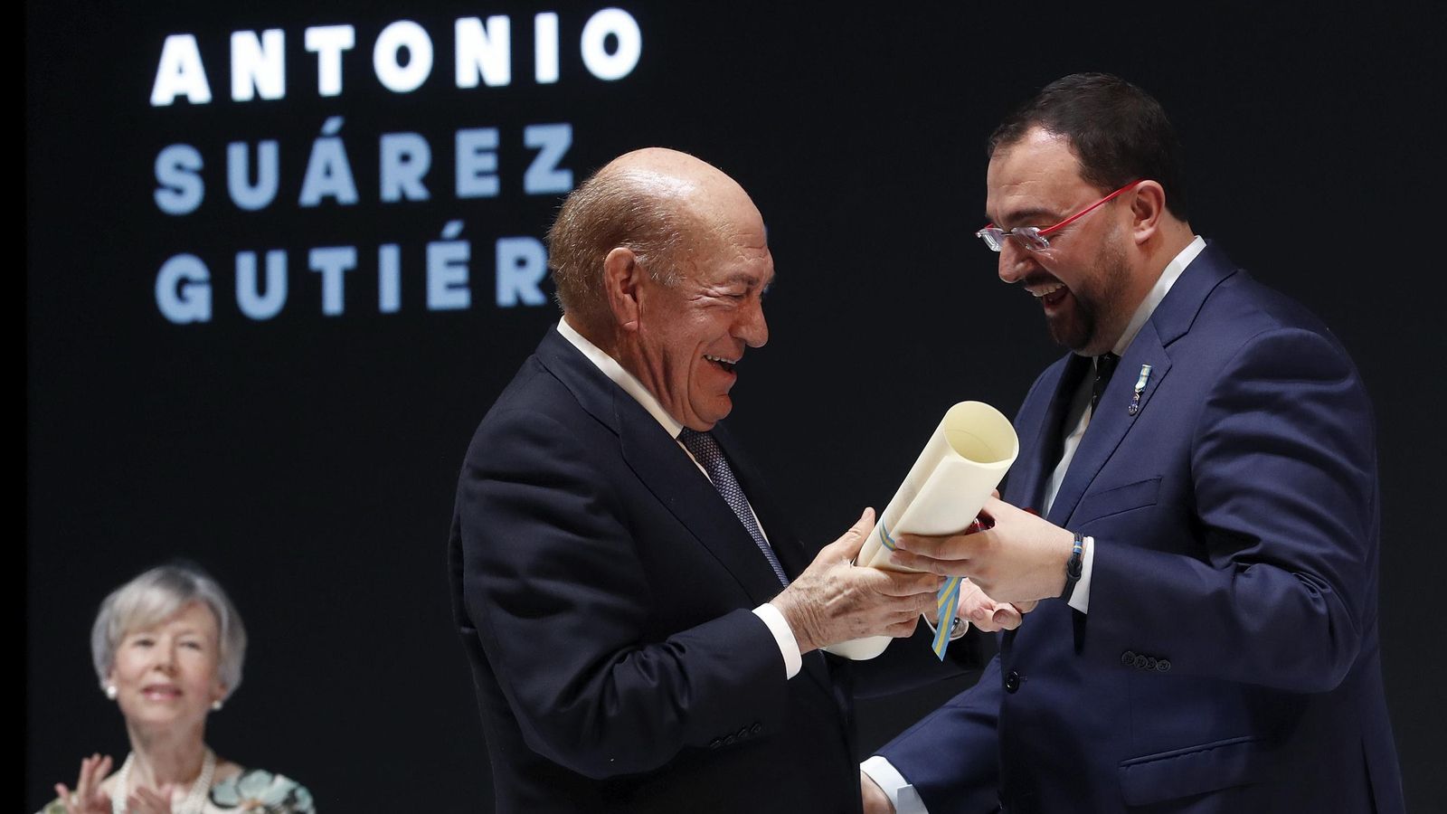 Adrián Barbón haciendo entrega a Antonio Suarez de la distinción de Hijo Predilecto de Asturias