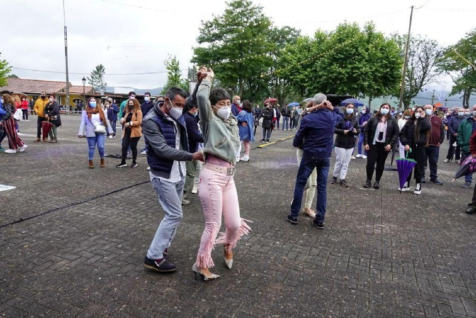 Tomiño vuelve a bailar en una verbena _ Vicente Alonso 06