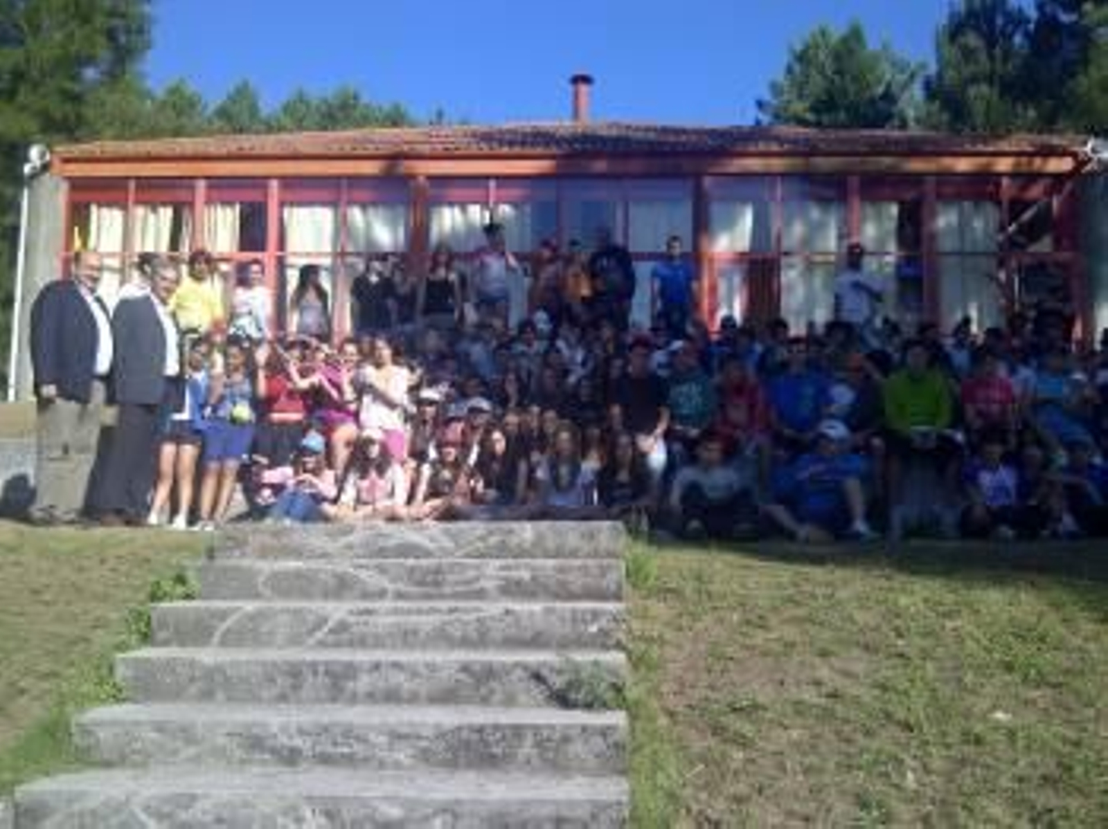 Foto de grupo de los jóvenes que se encuentran en Entrimo.