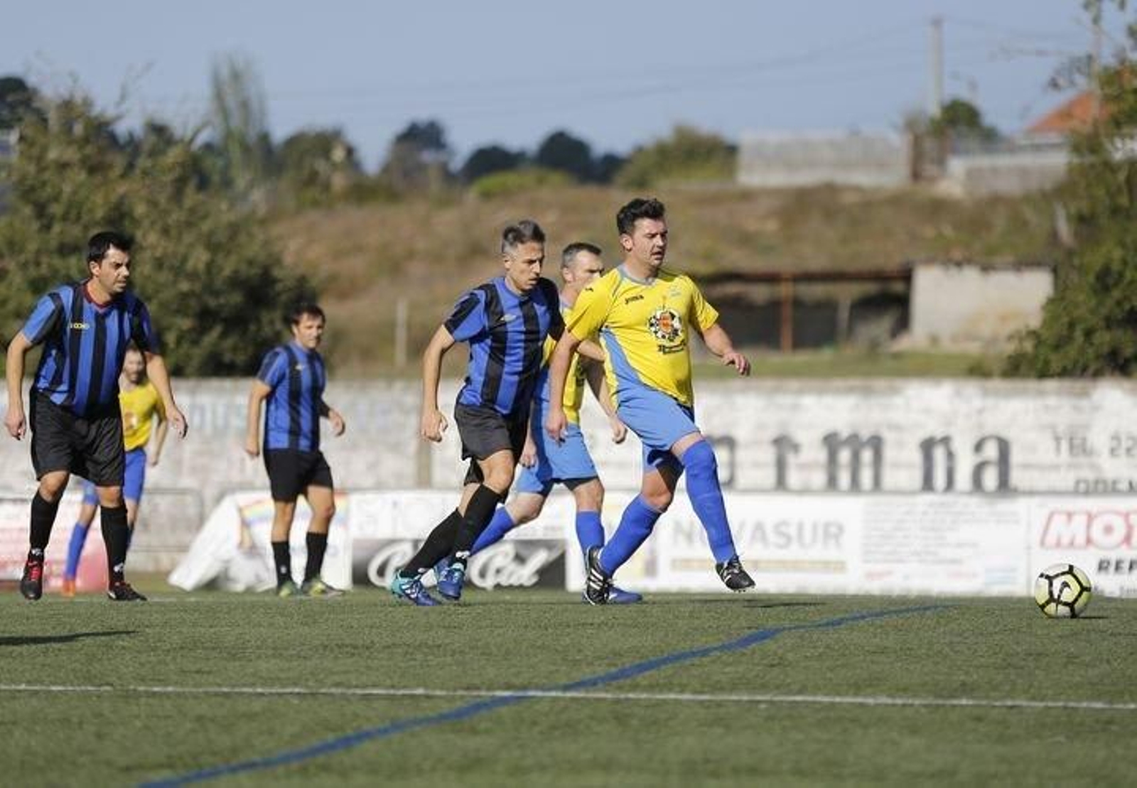 La Estación de Loman-Velle presiona la salida de balón del equipo industrial.