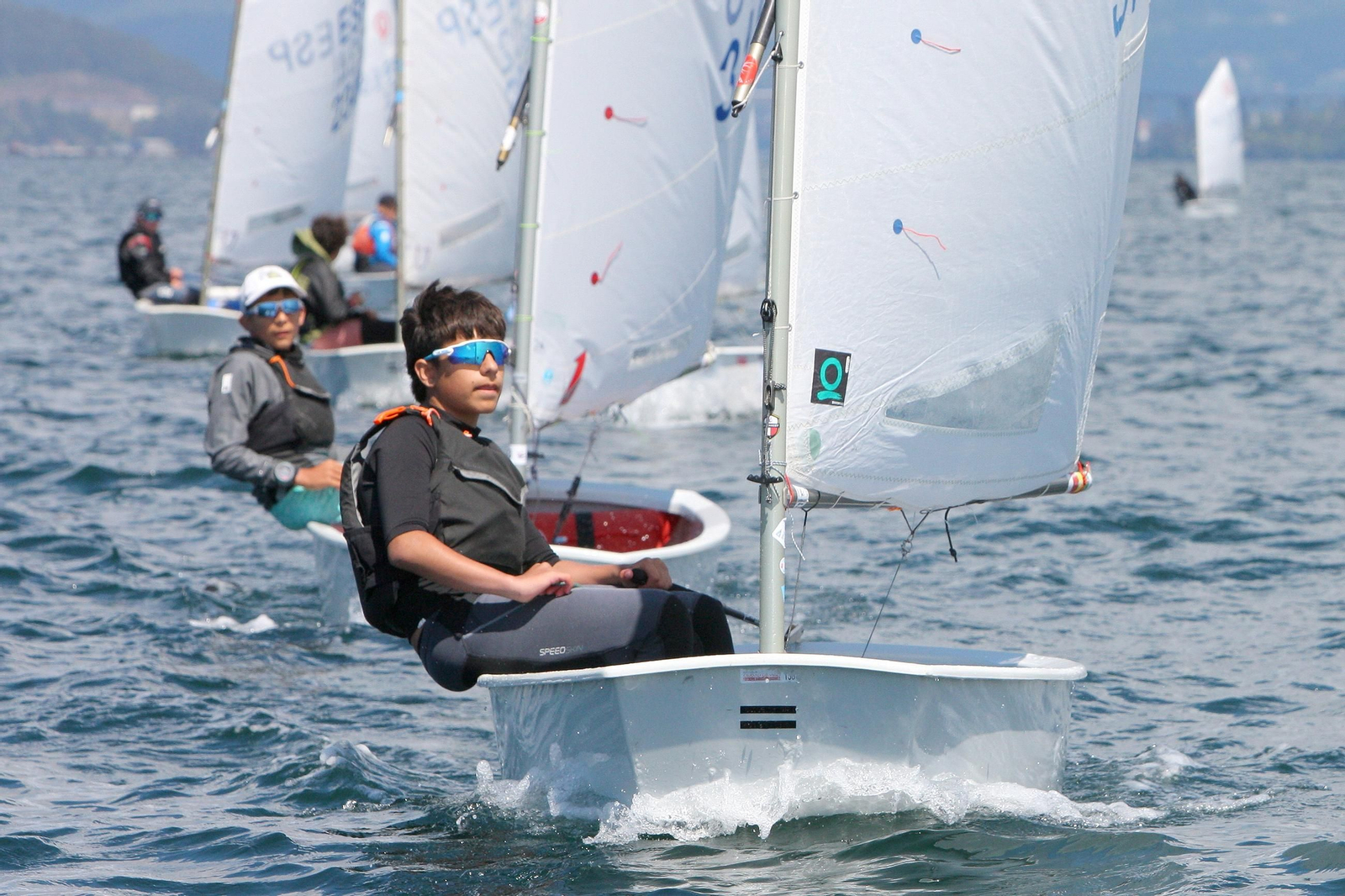 Un total de 67 regatistas de Optimist compiten en la Ría de Vigo.