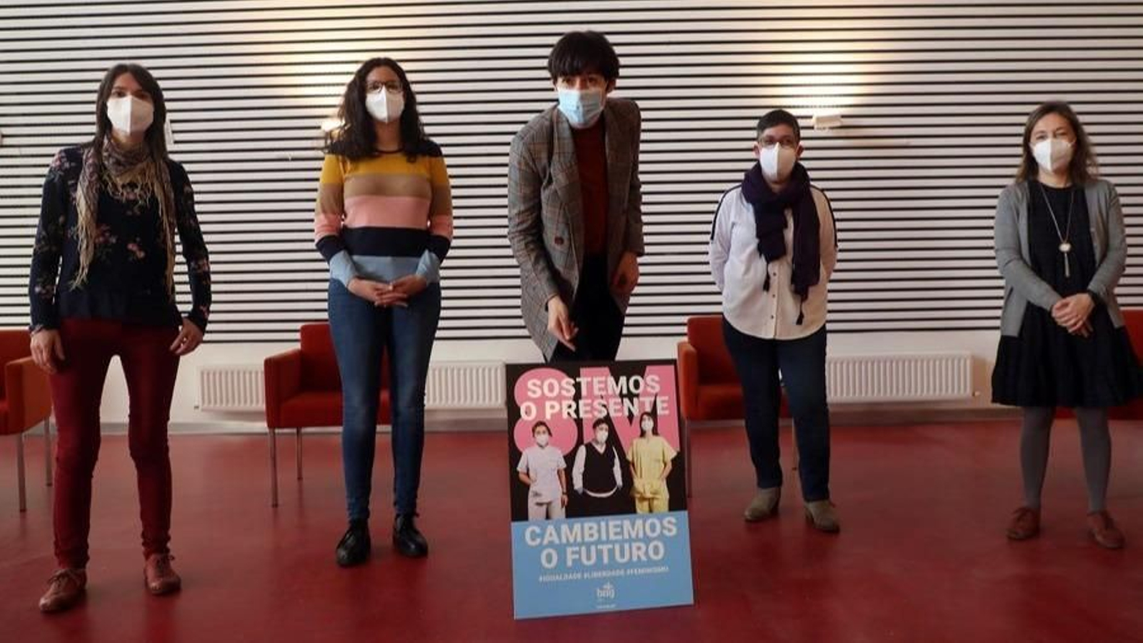 La portavoz nacional del BNG, Ana Pontón, señalael cartel alusivo a la campaña del 8M.