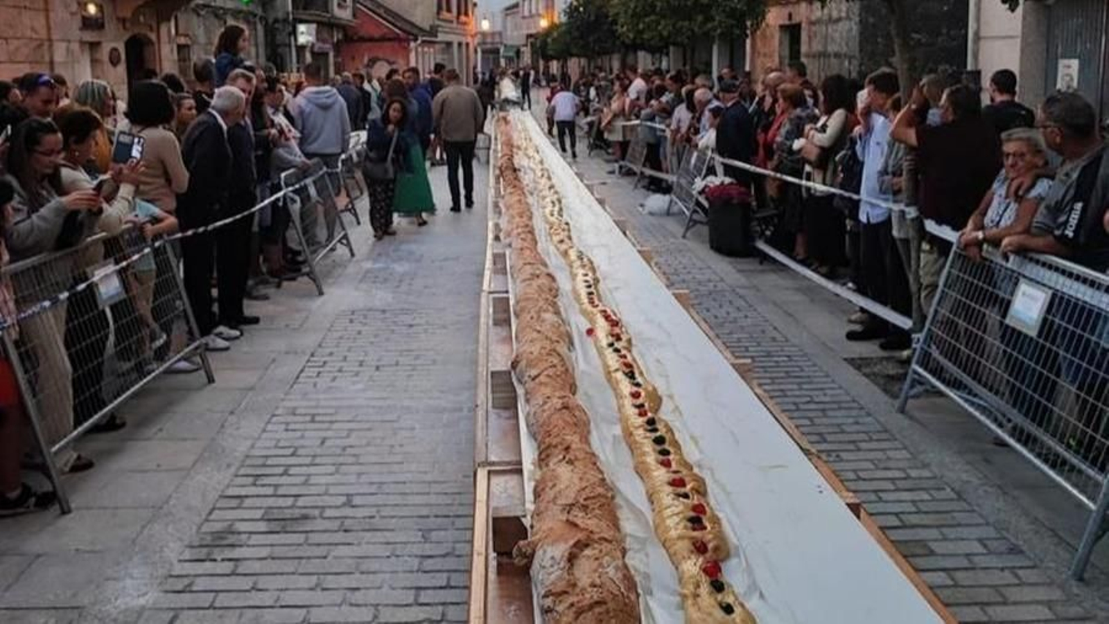 Gran expectación en la calle Oriente por el bocadillo gigante.