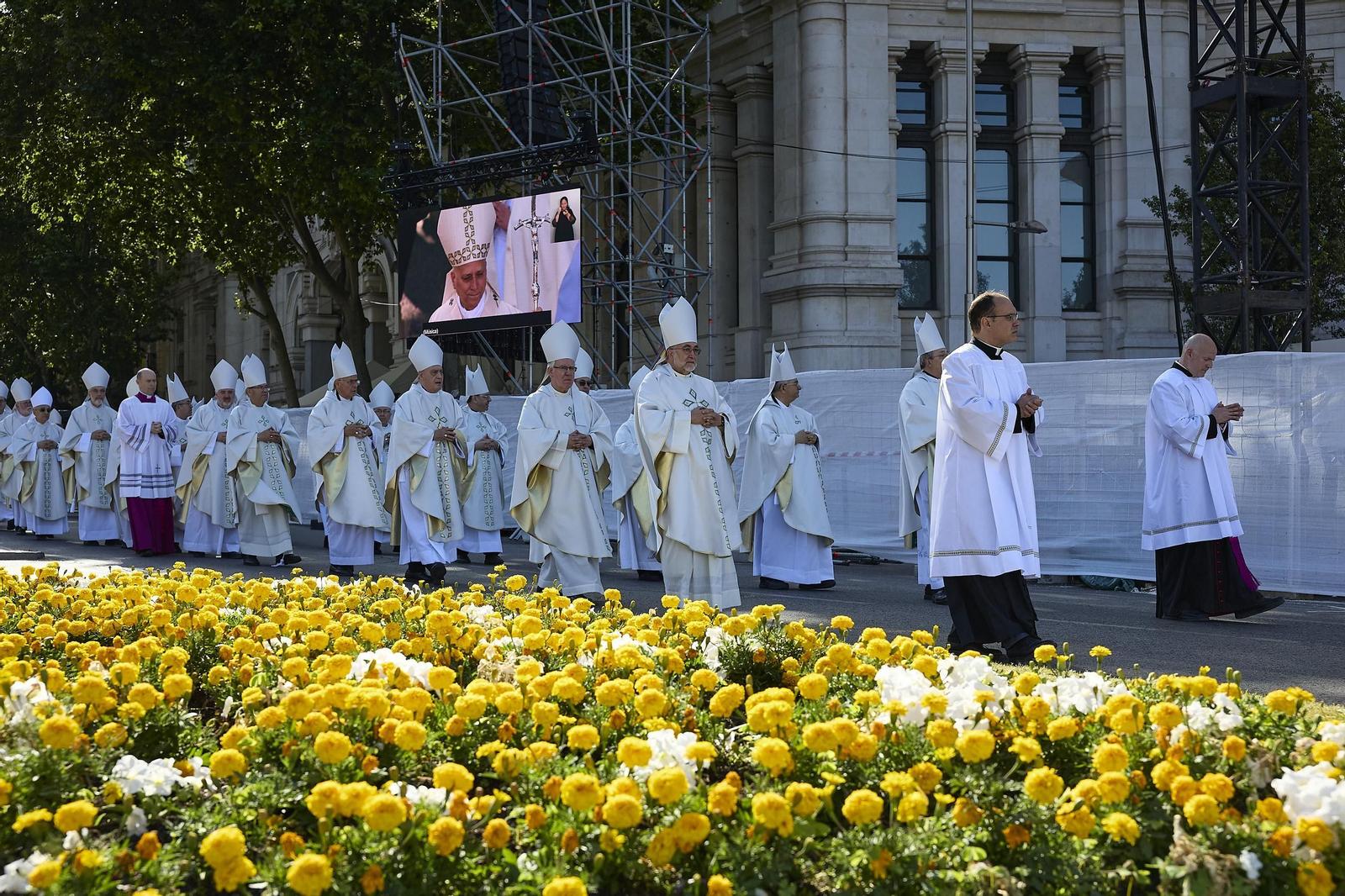 Galería | Multitudinaria misa y procesión del Corpus en Madrid con el papa León XIV