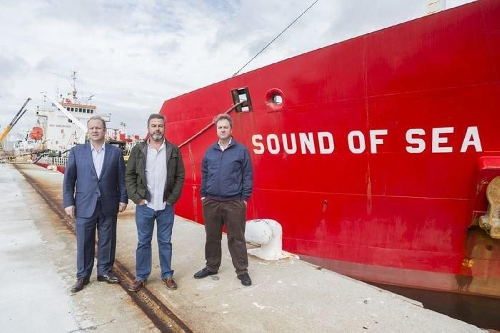 José Manuel, Luis y Jorge Pérez Canal ante el "Sound of Sea", en Vilagarcía de Arousa.