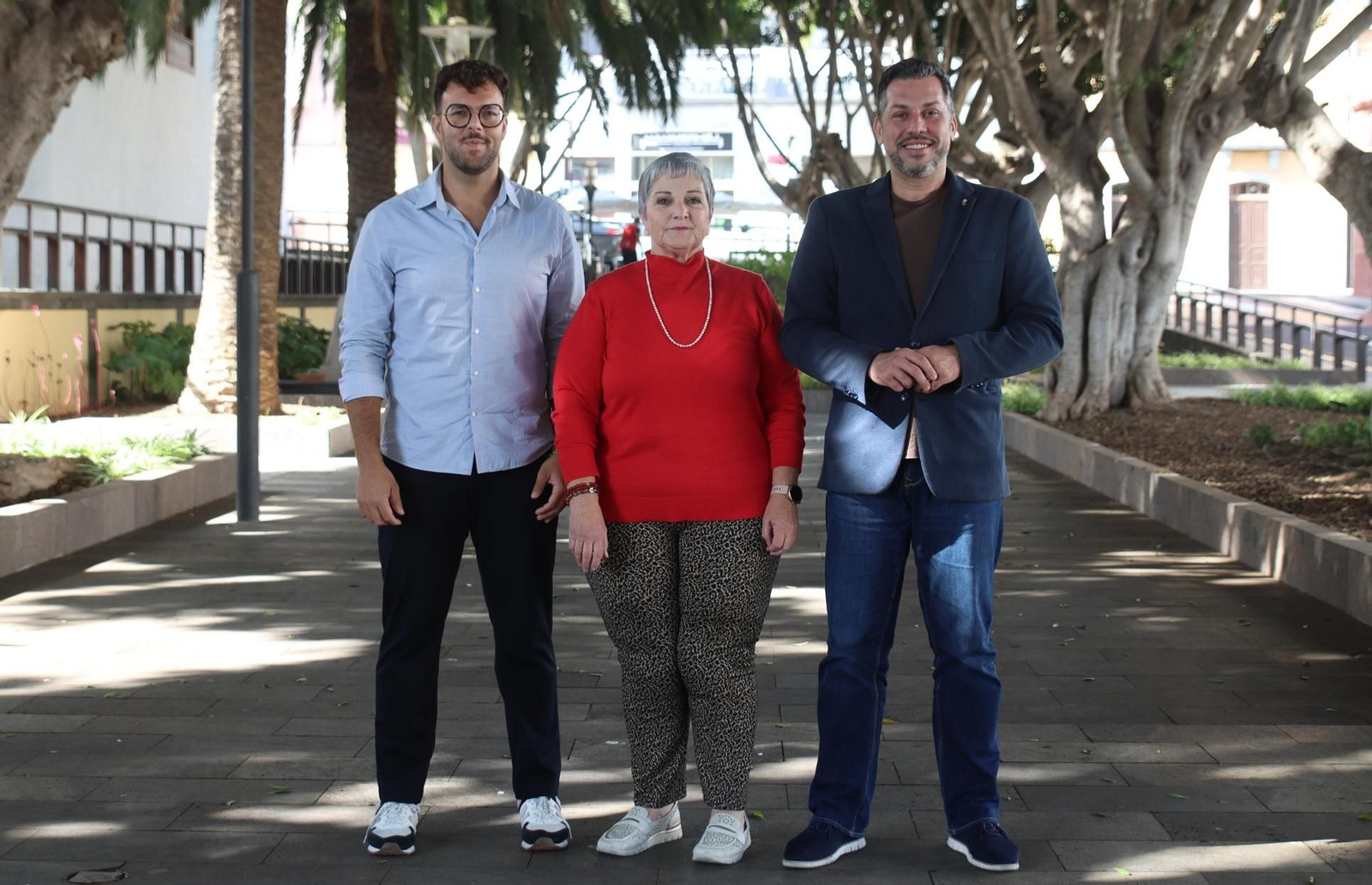 El director general de Emigración (derecha ) junto con miembros de la Asociación