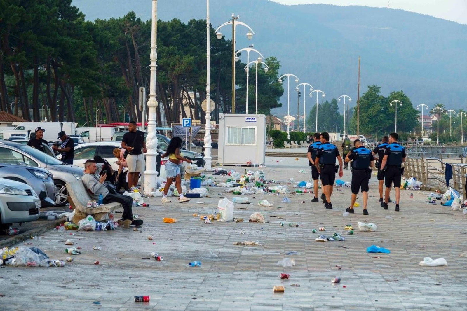 Galería | La resaca de San Xoán 2026 deja toneladas de residuos en Samil y Panxón