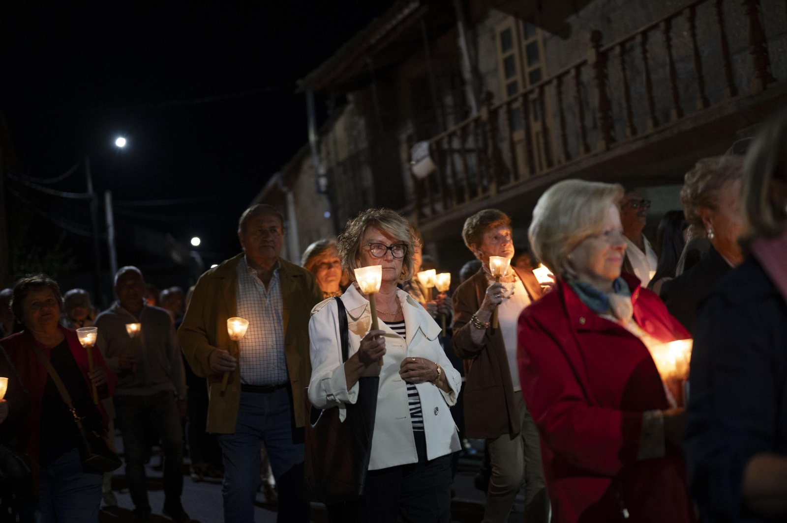 Un momento de la procesión nocturna en honor a la Virgen de la Saleta a su paso por San Cristovo de Cea