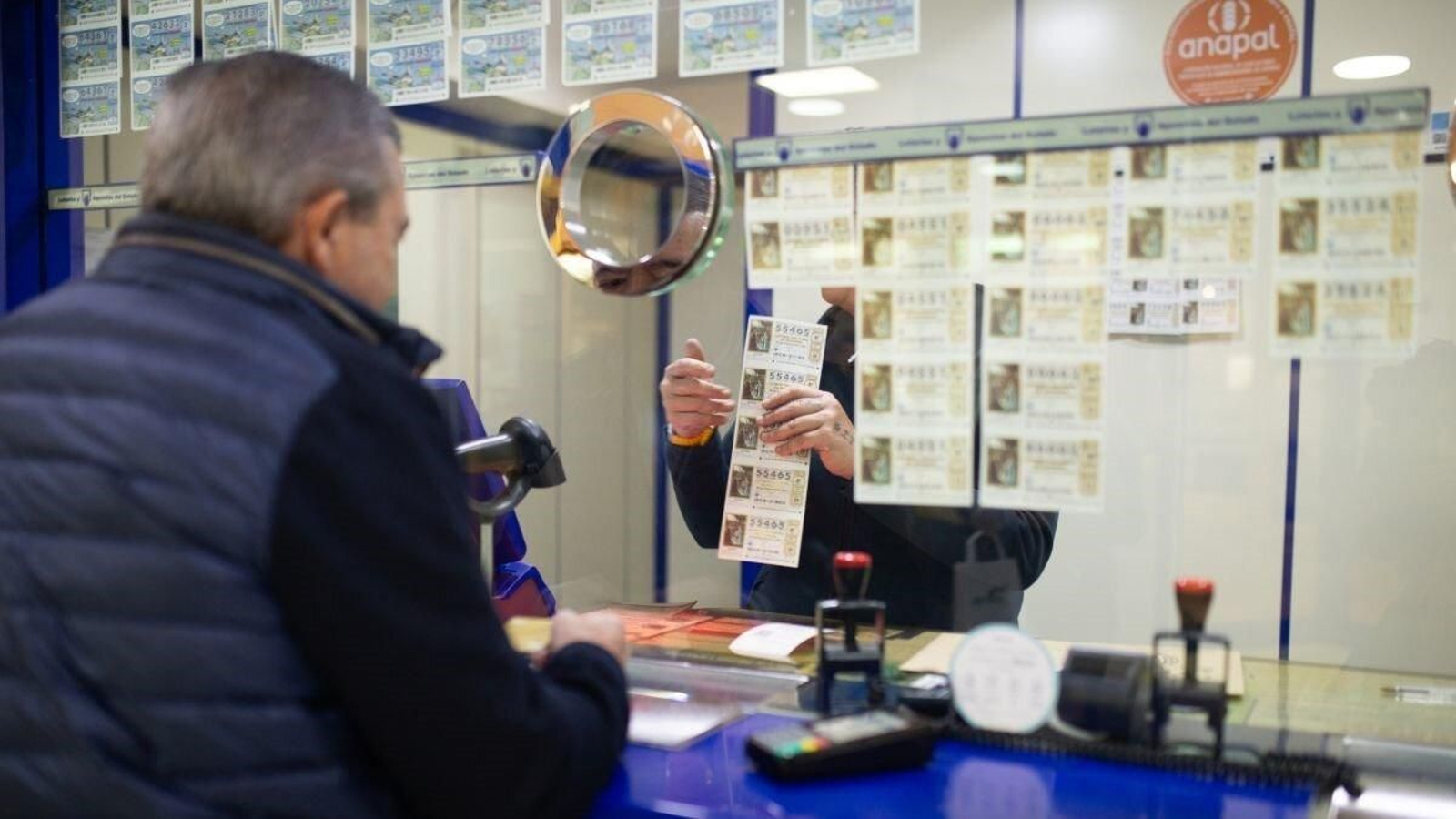 Un ourensano adquiere su décimo de Lotería de Navidad en una de las administraciones de la ciudad. . Foto: Sandra Iglesias.