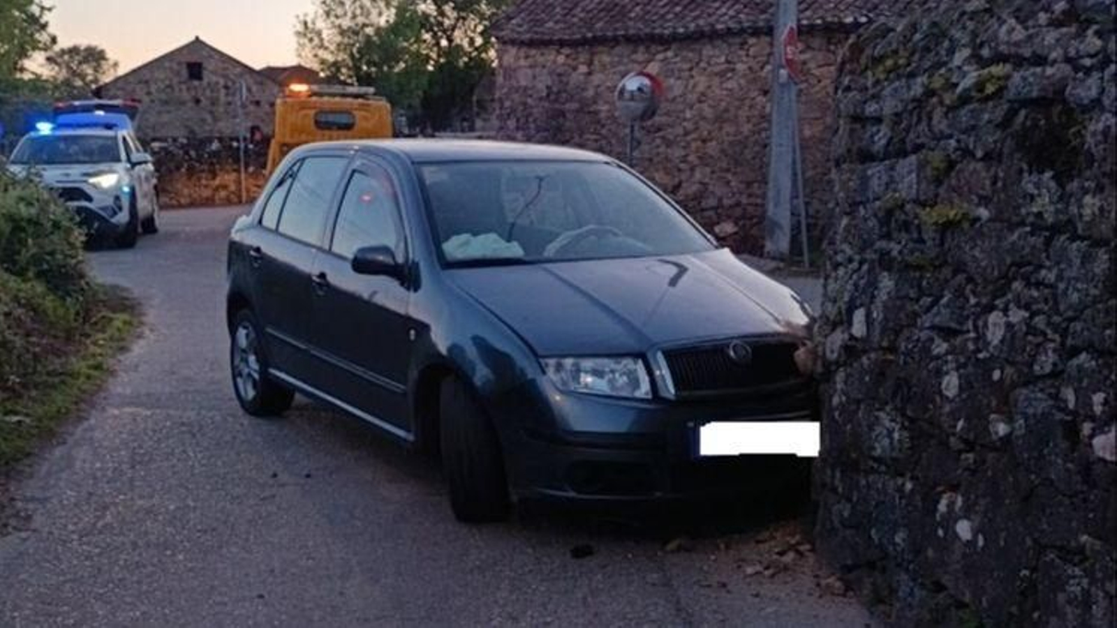 Vehículo accidentado en Tomiño