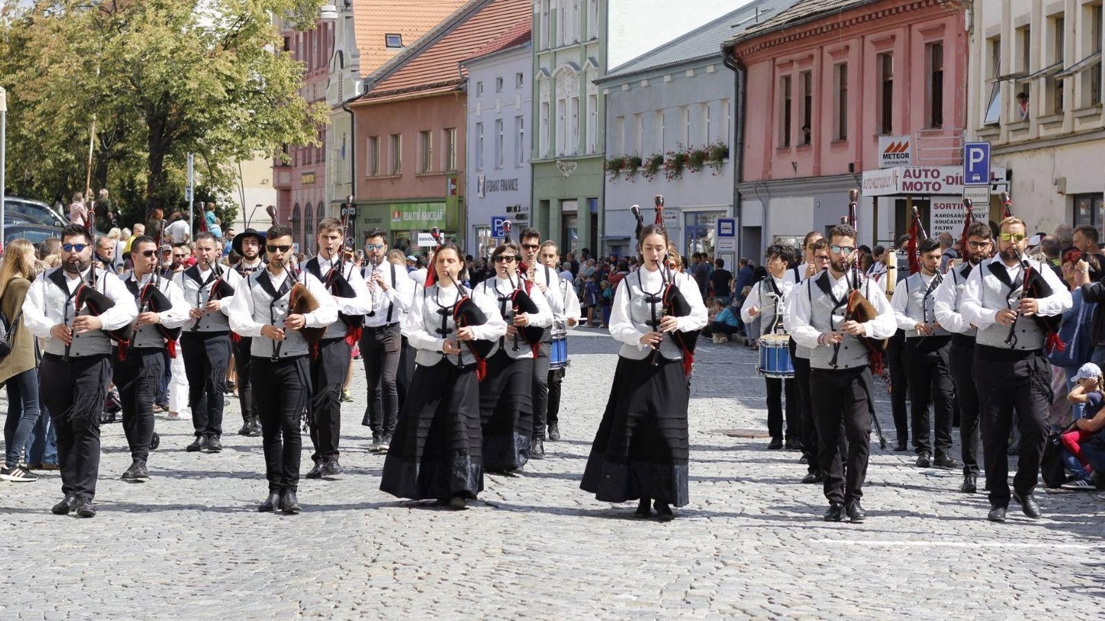 A banda de gaitas Nova Era tocando na República Checa, no ano 2018.