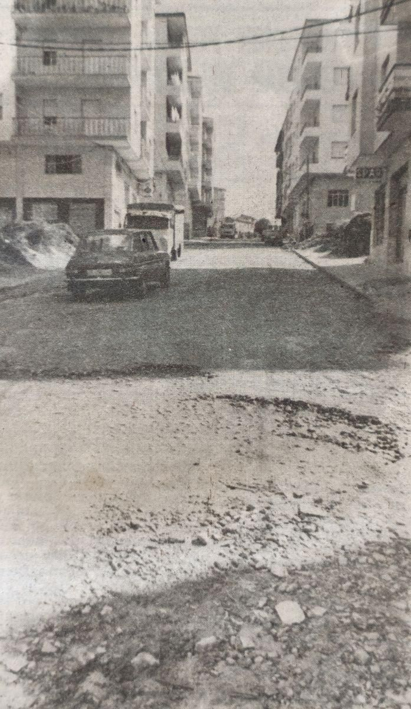 Baches en la calle de acceso a la Universidad Laboral.