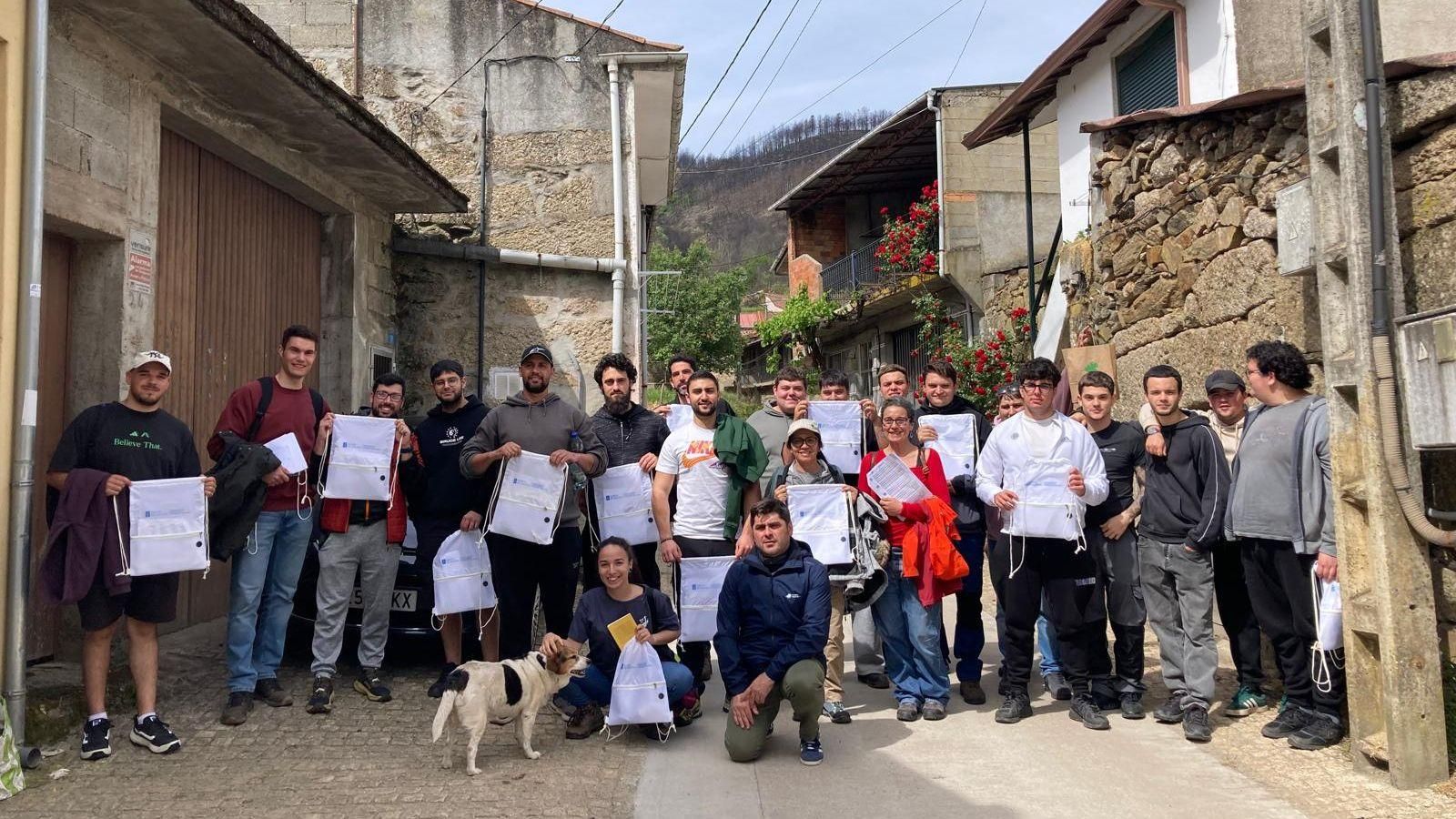 Alumnos, profesores y técnicos durante la visita a Infesta (Monterrei).
