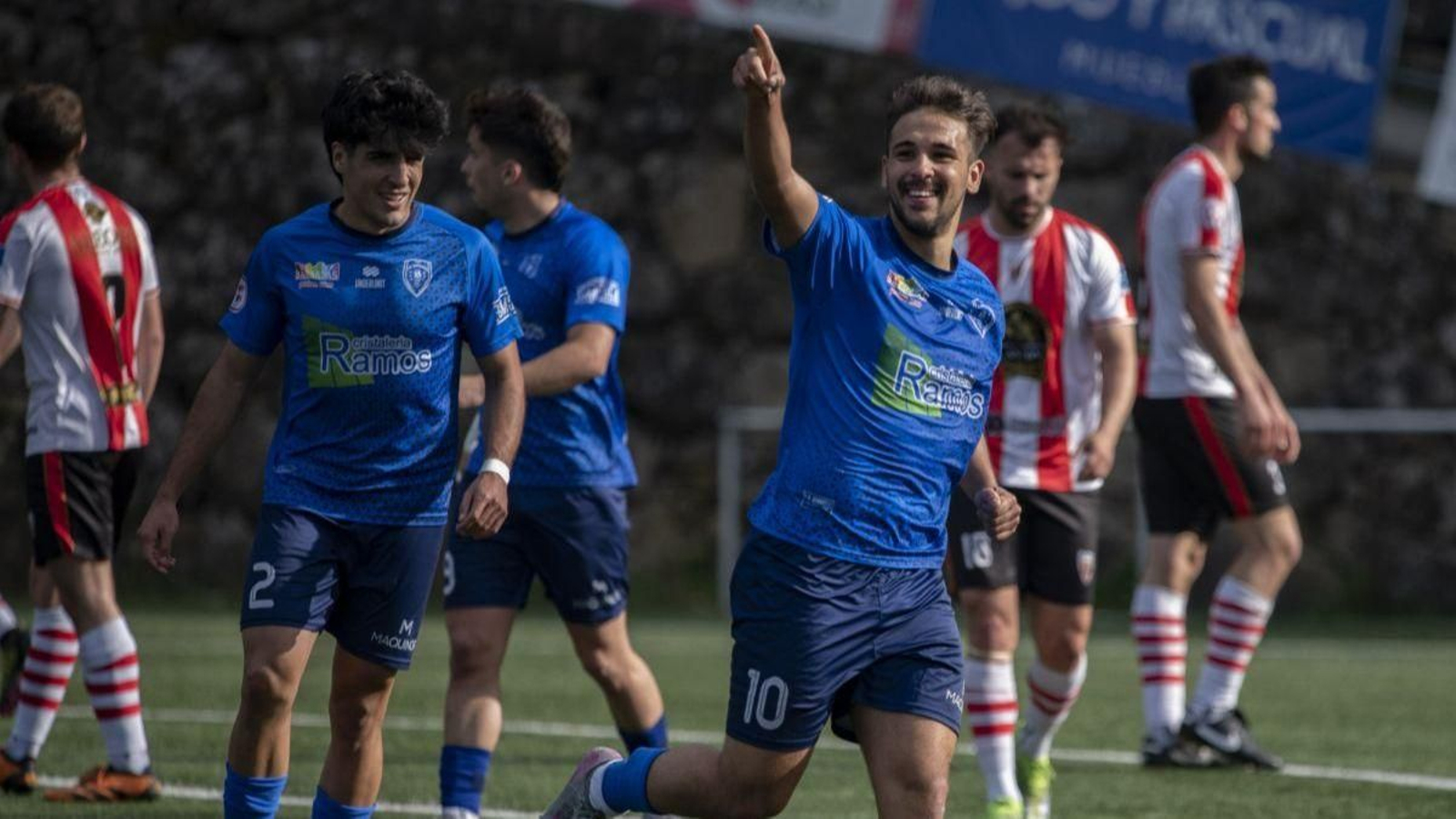 Ismael, delantero del Barbadás, logró el tercer gol de su equipo al Céltiga.