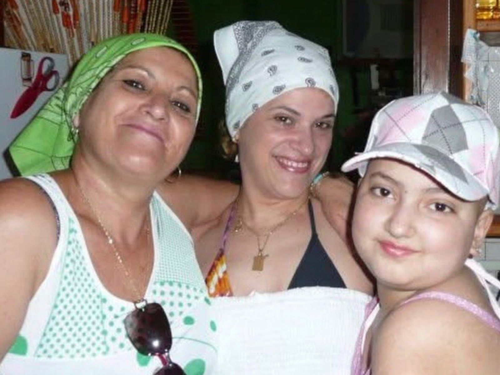 Murcy e Hilda, abuela y madre de la protagonista, con Rosi