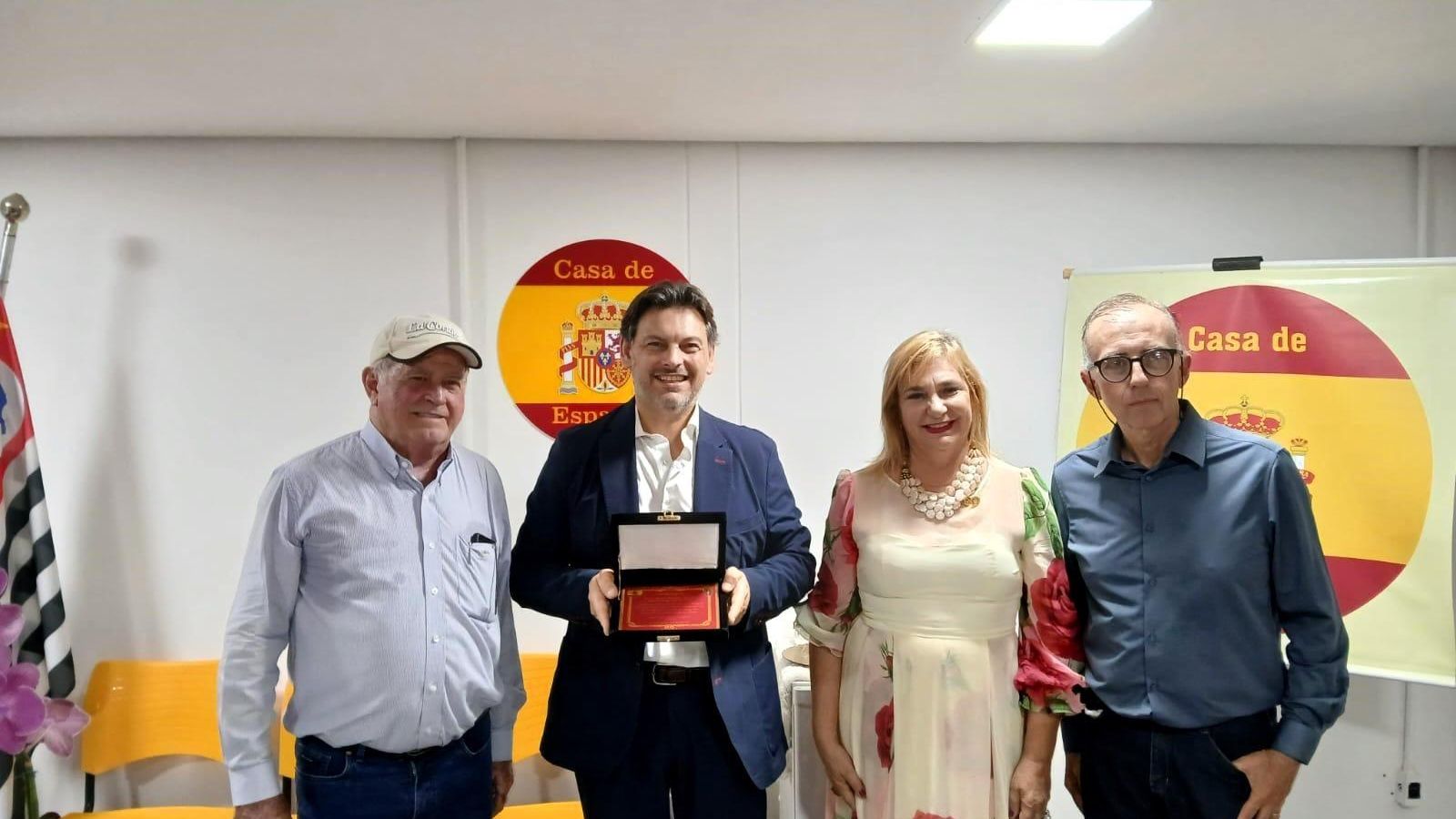 Miranda durante su visita a la Casa de España