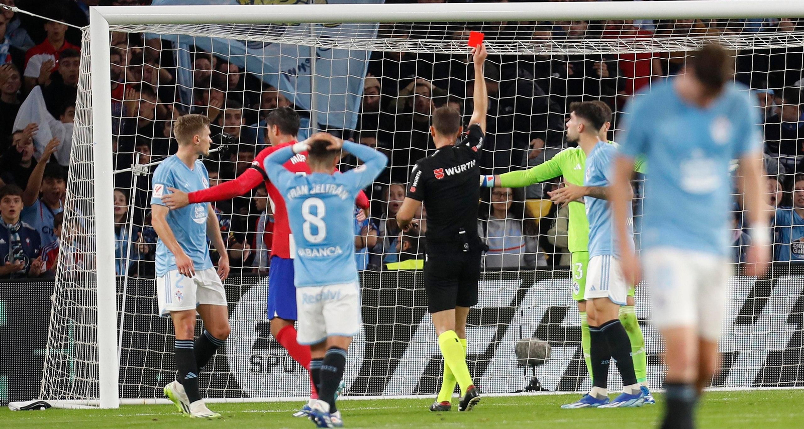 Partido entre el Celta y el Atlético de Madrid. // J.V. Landín