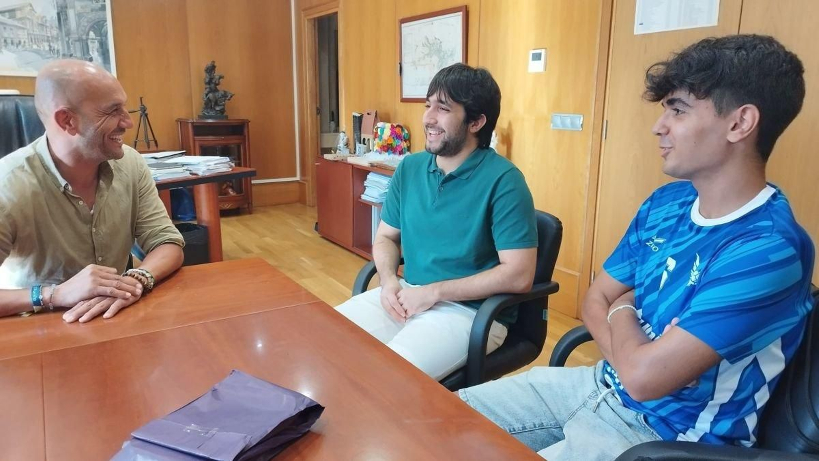 Nicolas y Amxo, departiendo con Alejandro Lorenzo, que les felicitó por sus excelentes notas en la EBAU.