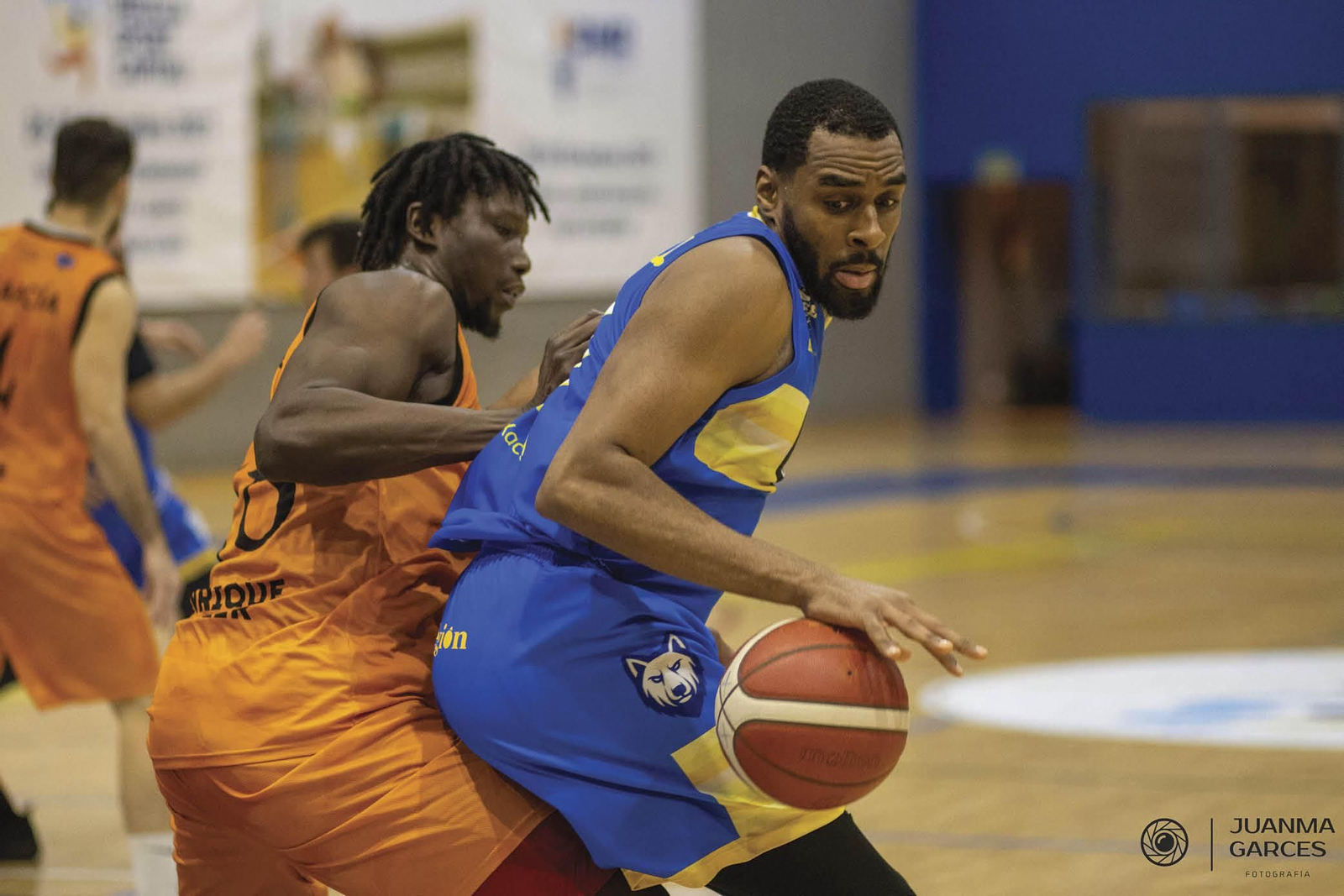 Darius Carter trata de superar al Massine Fall. Juanma Garcés