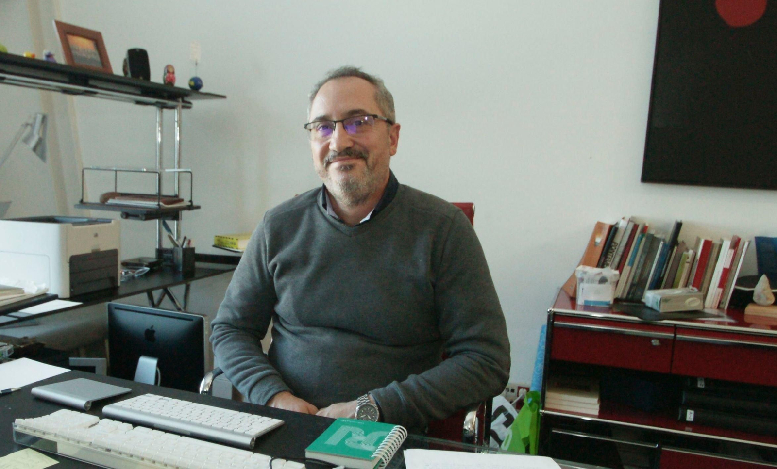 El vicerrector Manuel Fernández Iglesias en su despacho.