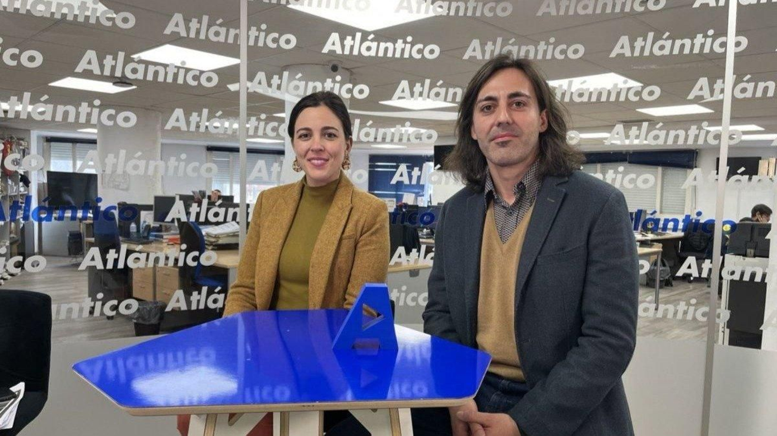 Andrea González y Oswaldo Costal, en el set de Atlántico TV.