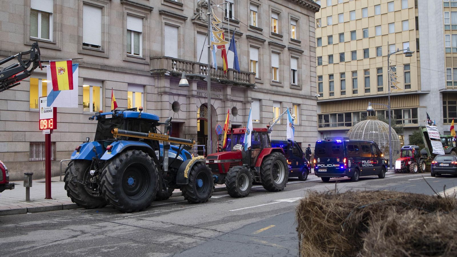 Xornada de protesta do sector gandeiro en Ourense tranquila, sen movementos dende onte e con presencia únicamente dos tractores na subdelegación do goberno