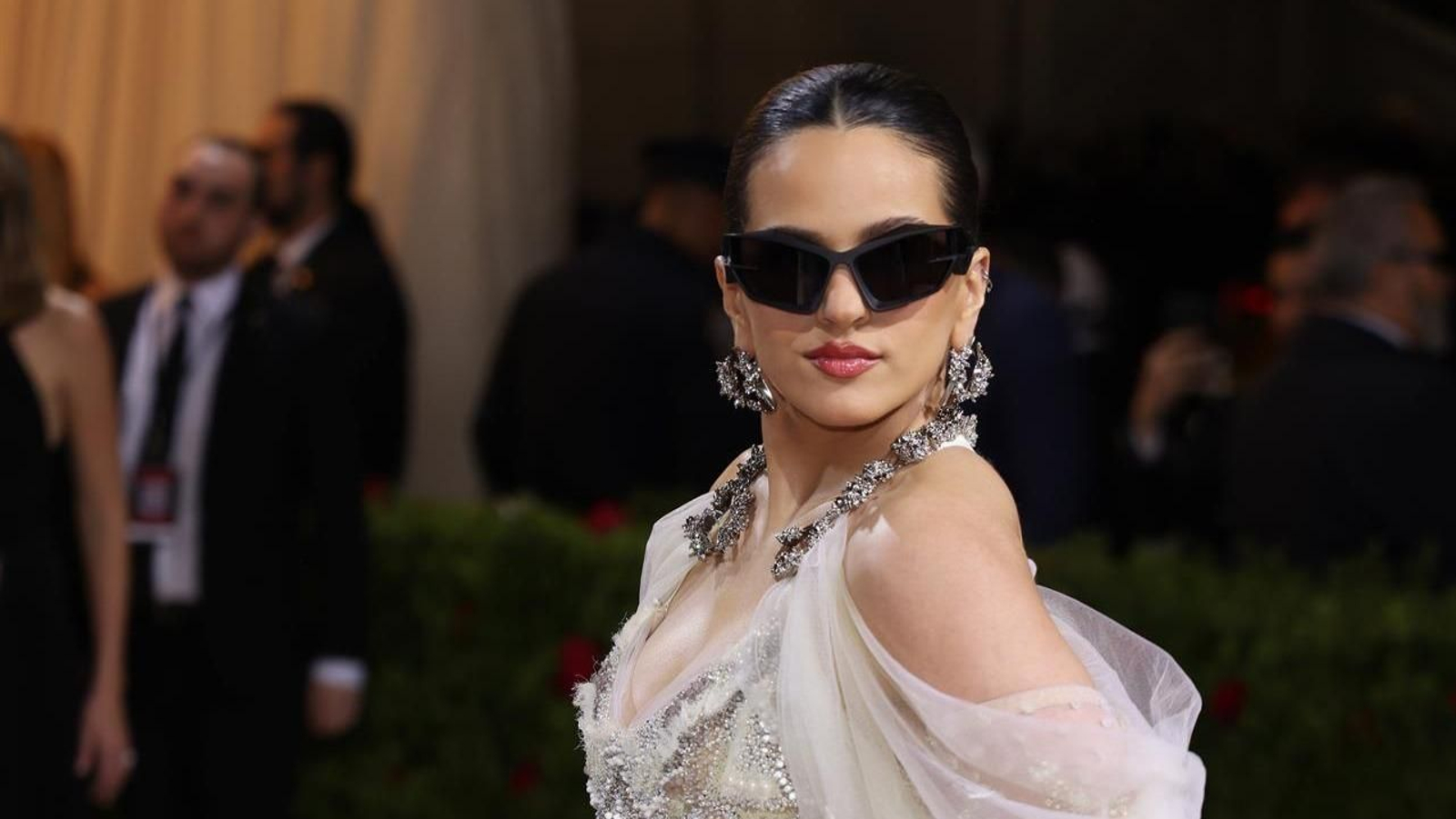 La cantante española Rosalía, en la alfombra roja de la MET Gala. // EFE