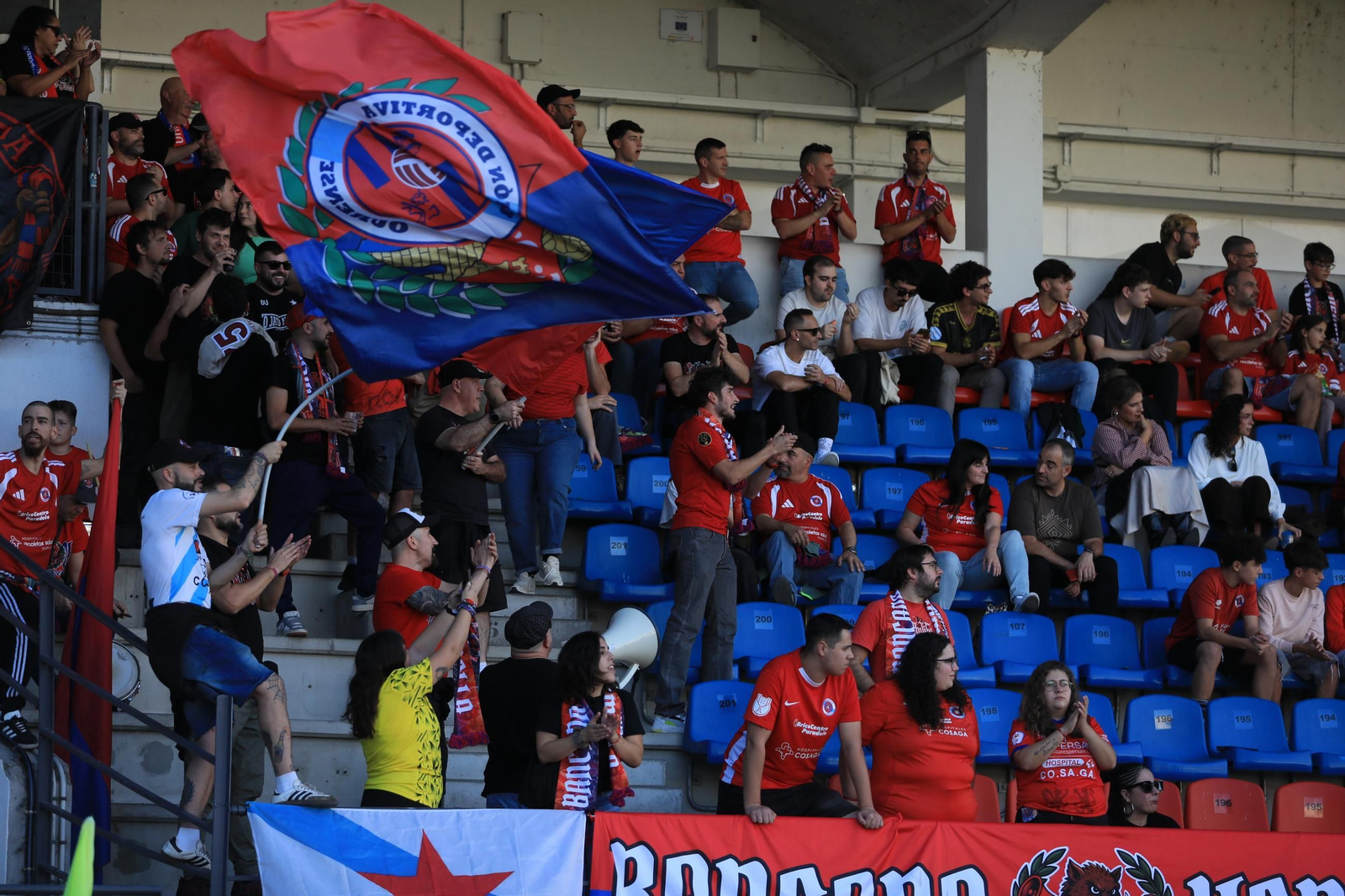 Galería | O Couto vibra con la primera victoria de la UD Ourense