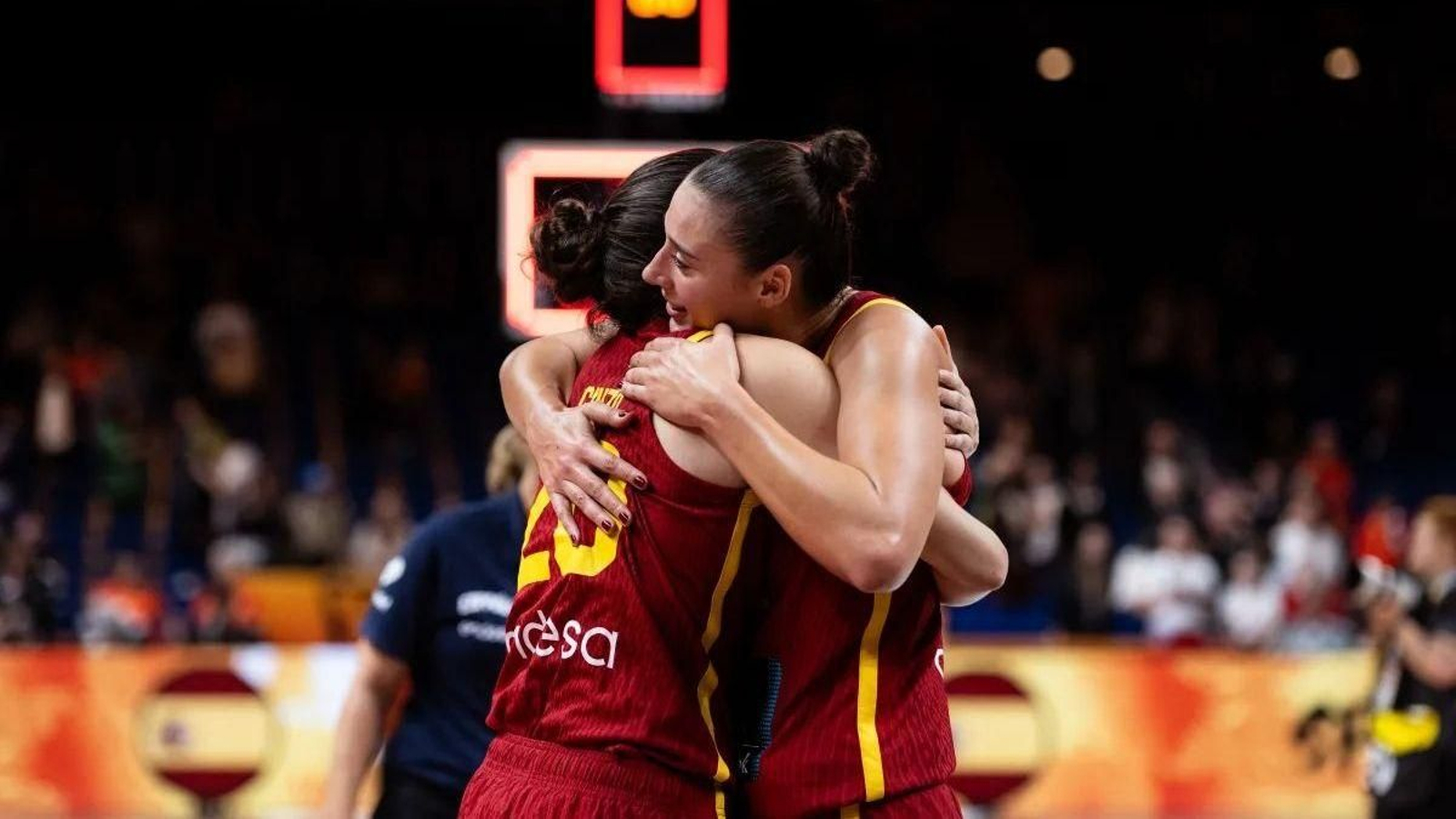 Paula Ginzo y Raquel Carrera se abrazan durante un partido del Mundial.