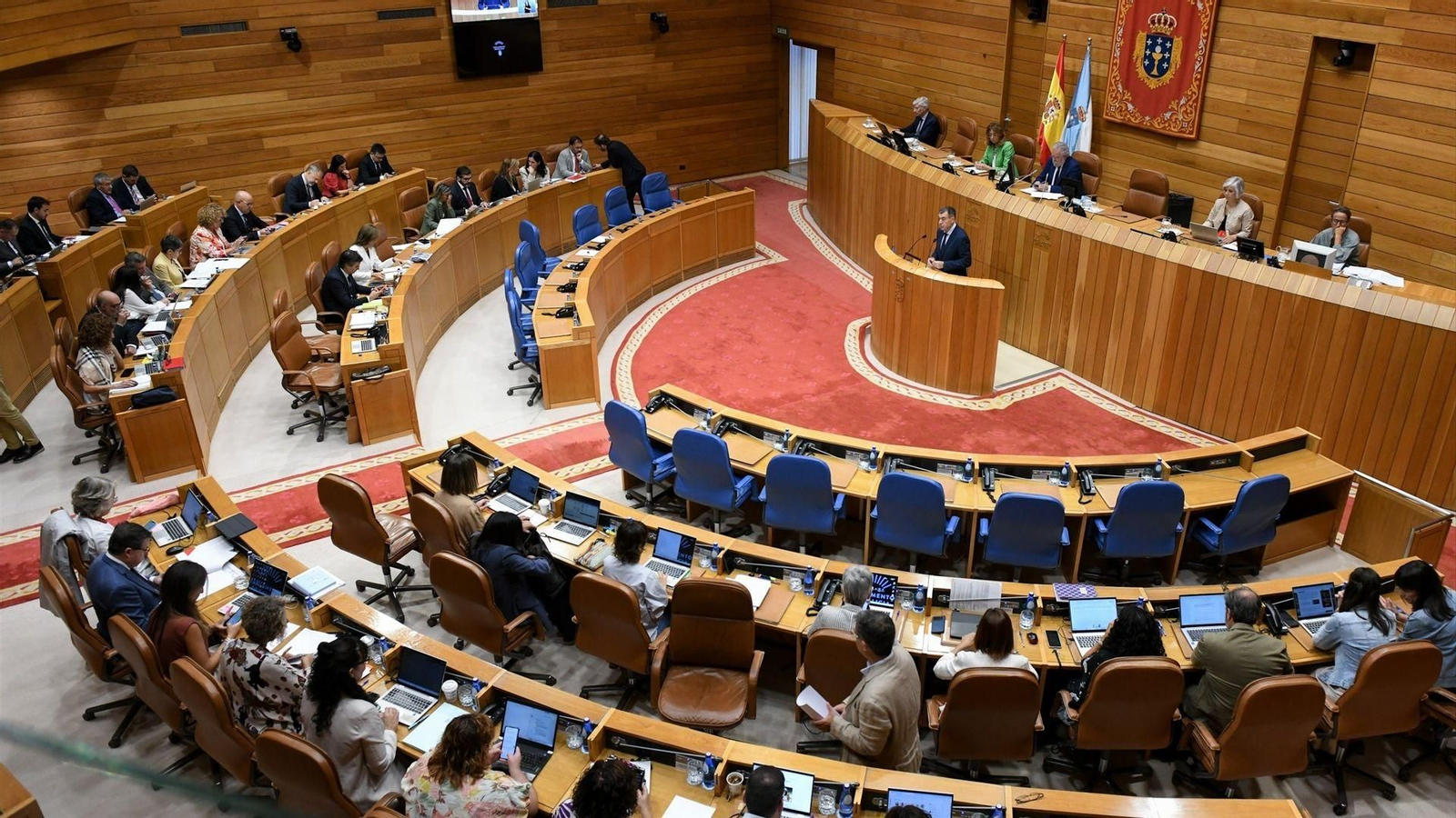 El conselleiro de Educación, Román Rodríguez, durante su exposición en el Parlamento gallego.