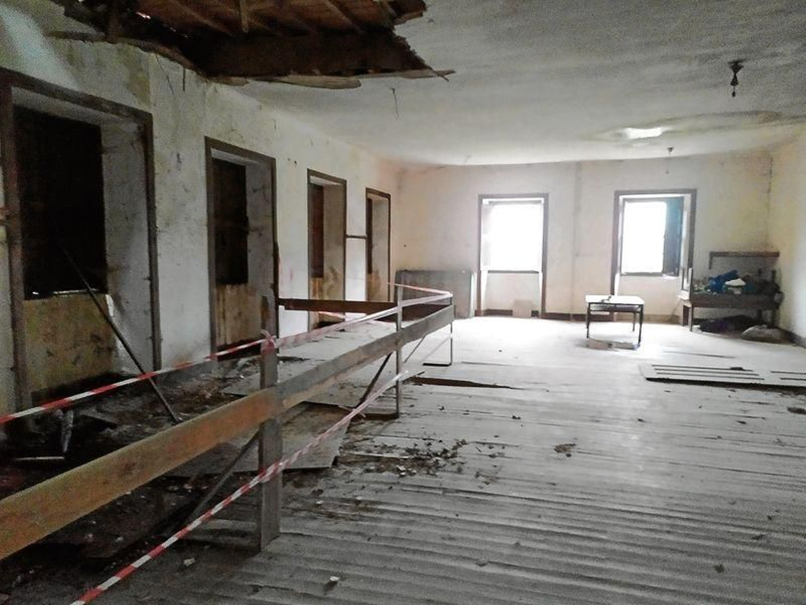 El interior de las instalaciones de la antigua escuela de Freás de Eiras, en Ramirás. (FOTO: LF)