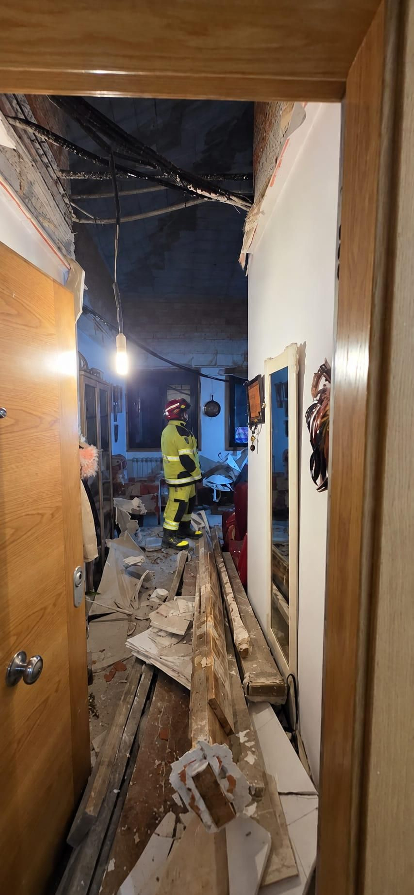 Galería | Así quedó el piso de la señora de A Valenzá que se salvó por segundos del derrumbe