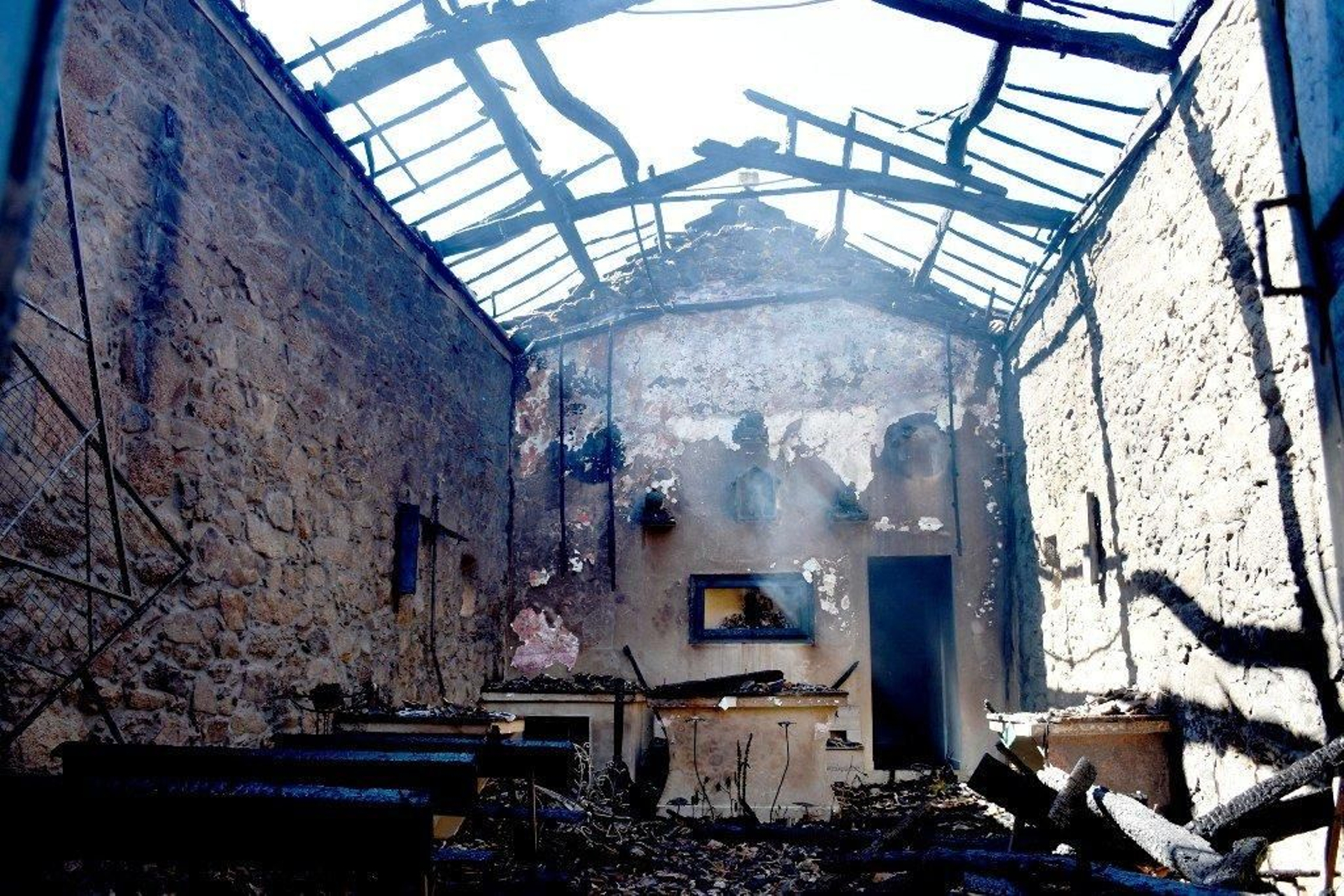 El fuego arrasó la capilla de San Campio, en O Porriño // María Correa