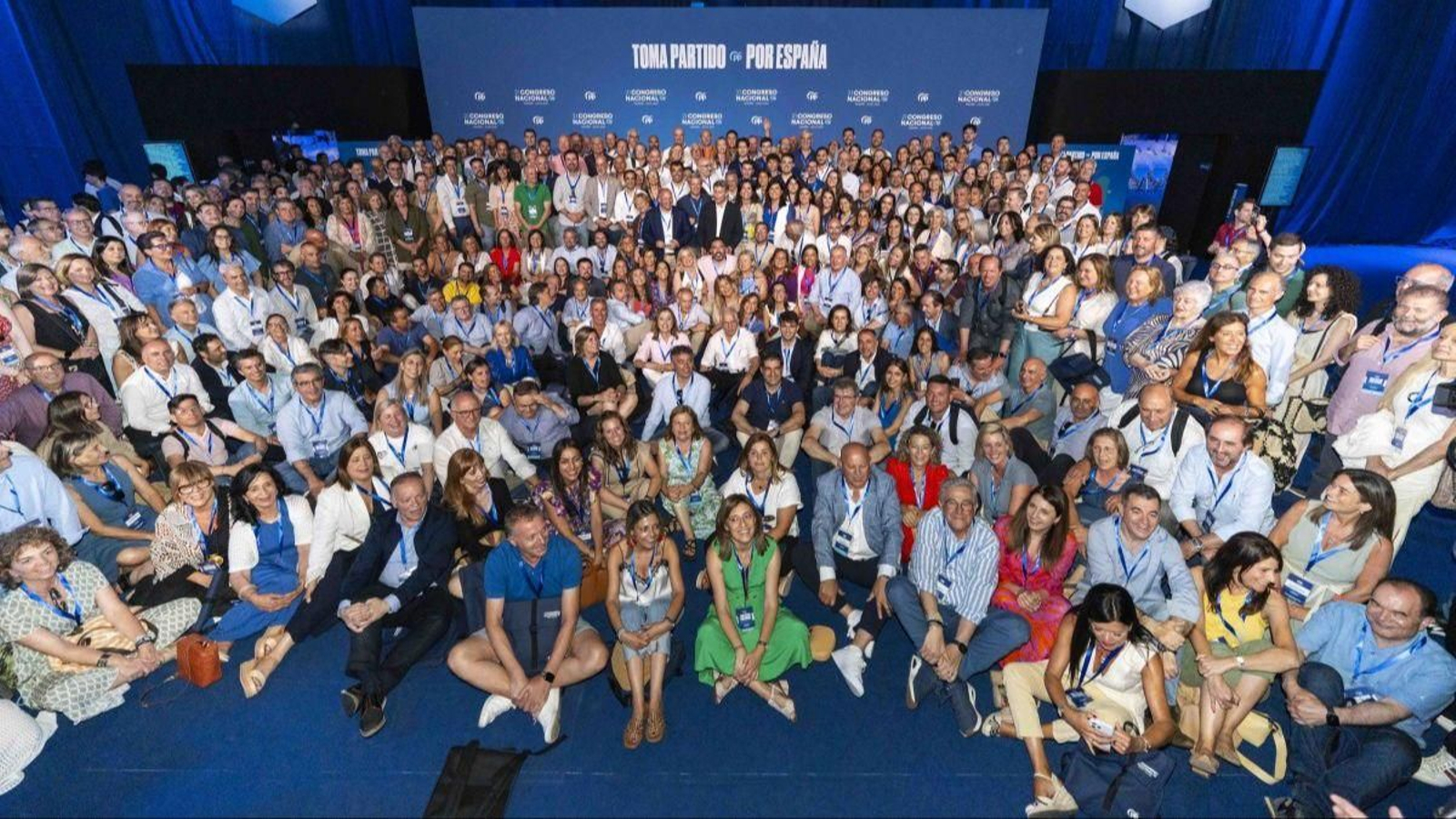 Tellado, Rueda y Núñez Feijóo (en el centro al fondo de la imagen), con los compromisarios gallegos que se desplazaron al Congreso nacional.
