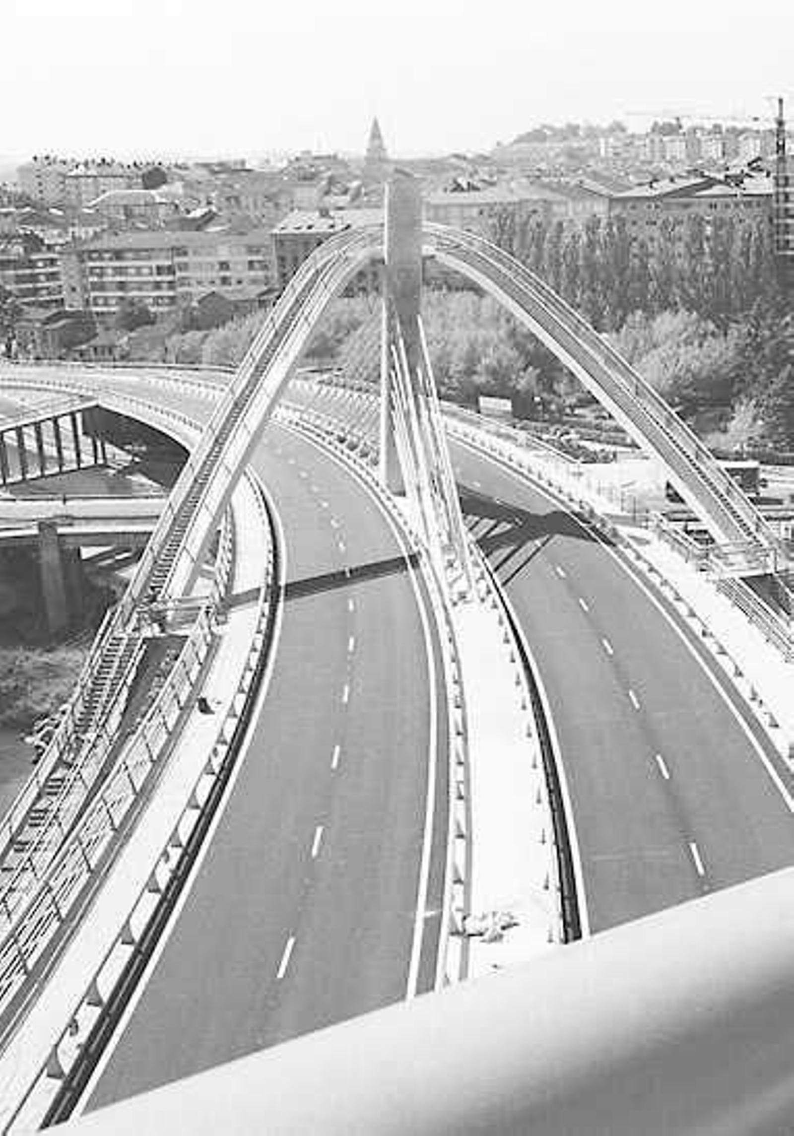 La construcción del emblemático Puente del Milenio hace 25 años cambiaba el skyline de Ourense, en fotos