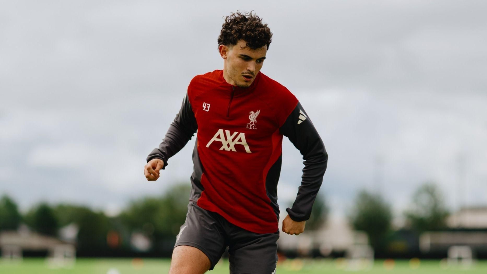 Bajcetic, durante un entrenamiento con el Liverpool.