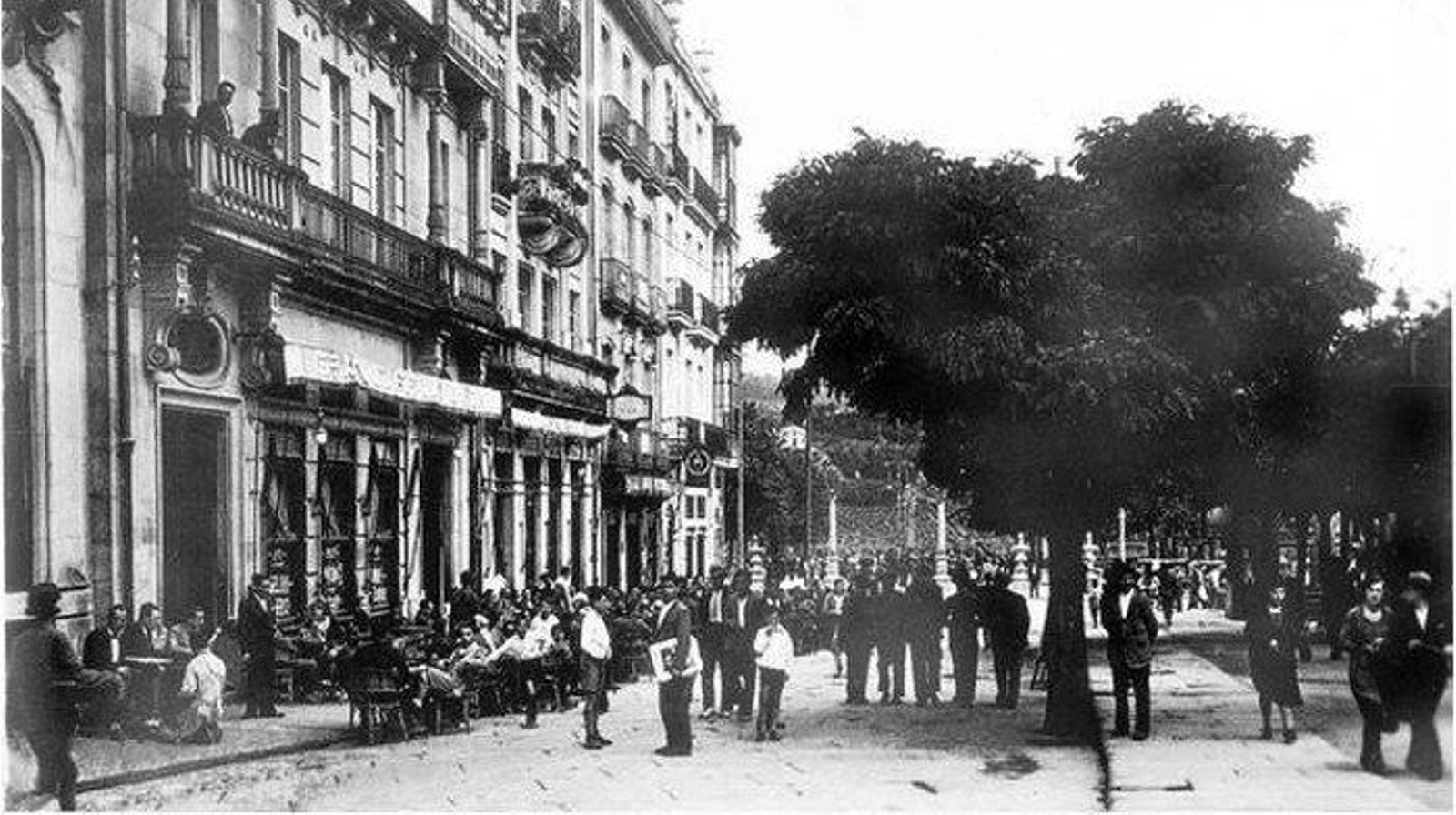 Fotografía obtenida en la Galeria de fotos "Ourense Antiguo" del diario La Región. Calle Pereira (avenida de Pontevedra) con los cafés Regio, Unión, Victoria e Iberia
