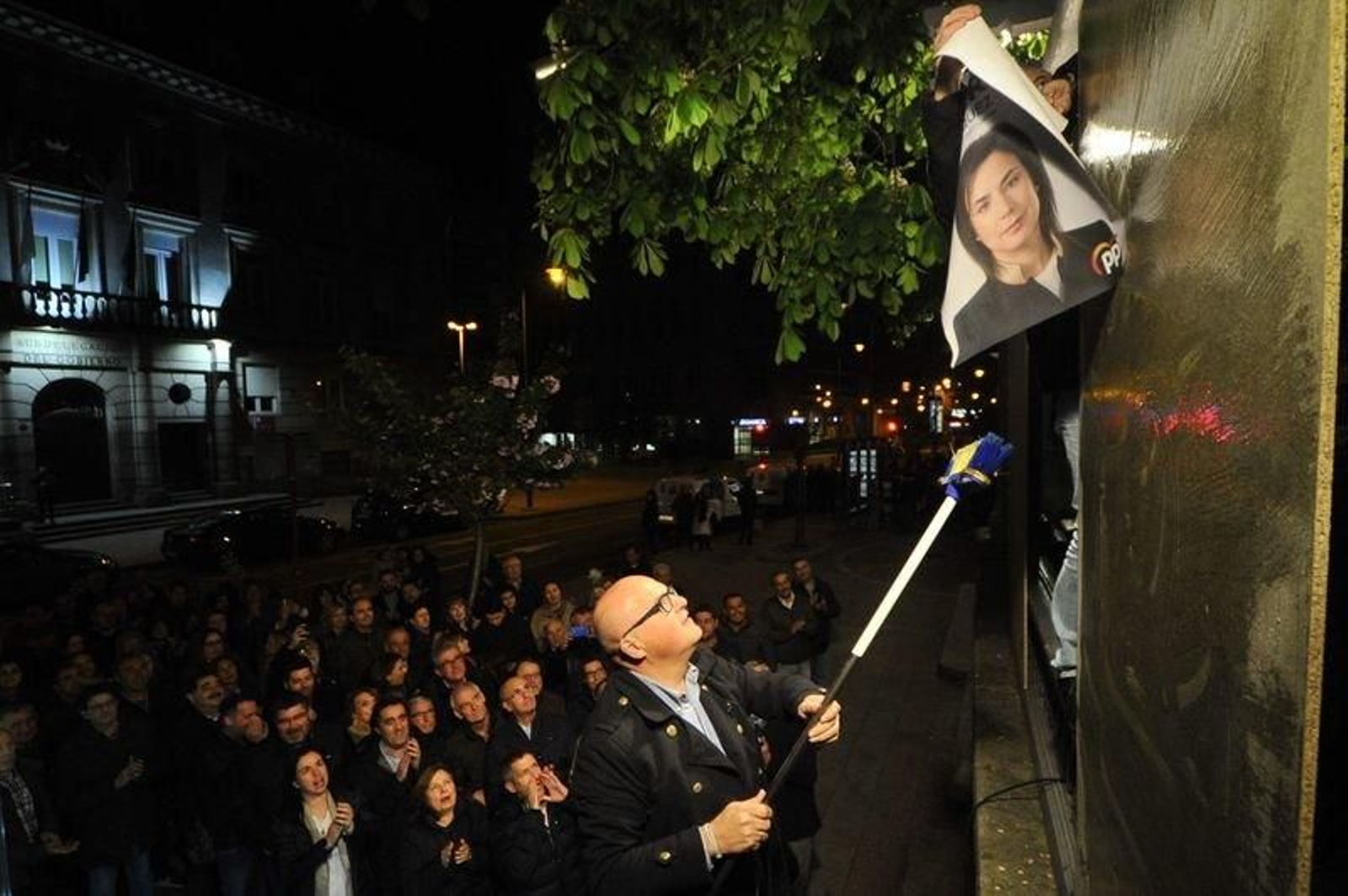 Pegada carteles campaña electoral