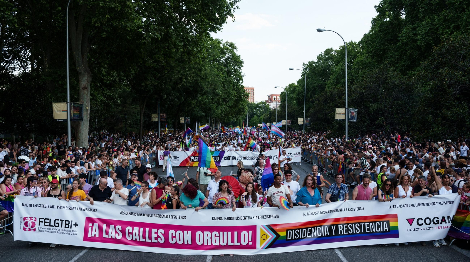 Ambiente en las calles de Madrid, durante la manifestación estatal del Orgullo LGTBI+ 2026.