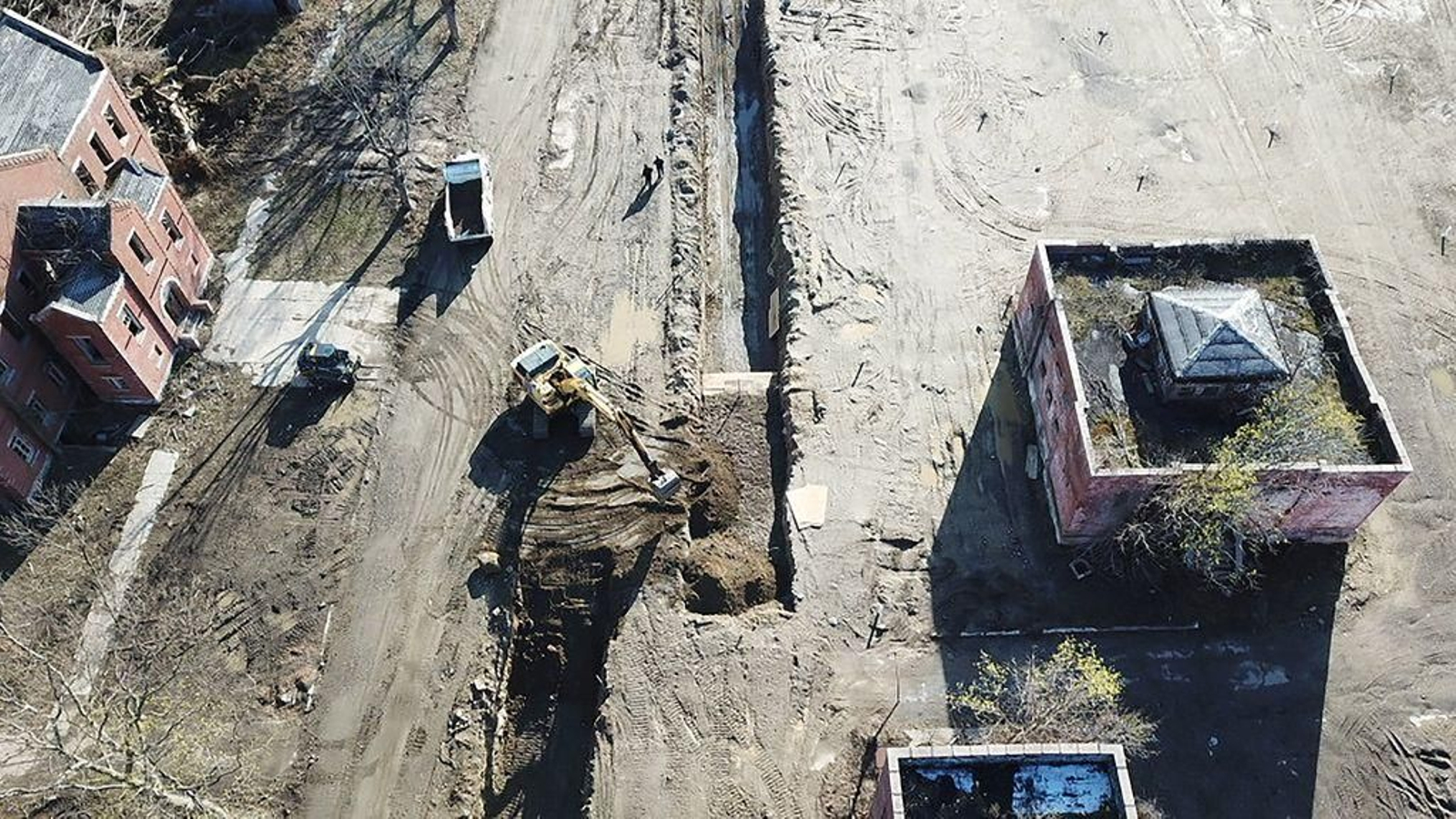 Fotografía aérea de una excavadora trabajando en una fosa común en la isla de Hart, en Nueva York.