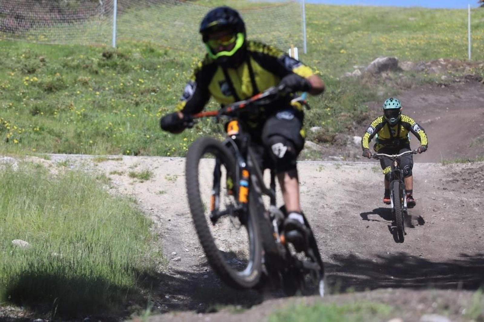 Bikers en Manzaneda. // José Paz