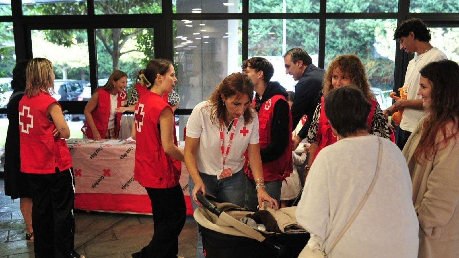 Los voluntarios de la Cruz Roja recibieron en el vestíbulo del balneario de Laias a todos los participantes.